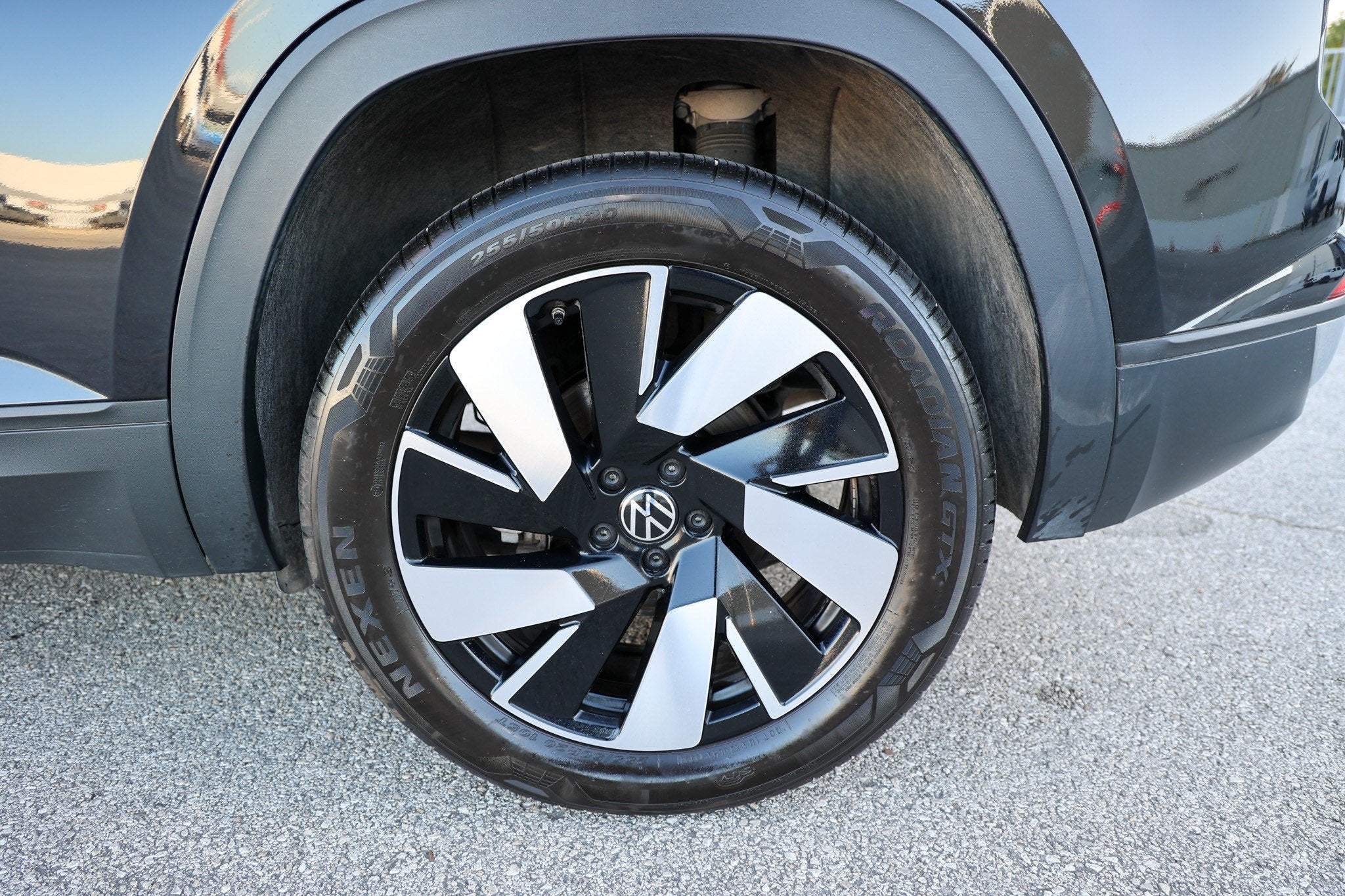 2025 Volkswagen Atlas Cross Sport 2.0T SE w/Technology