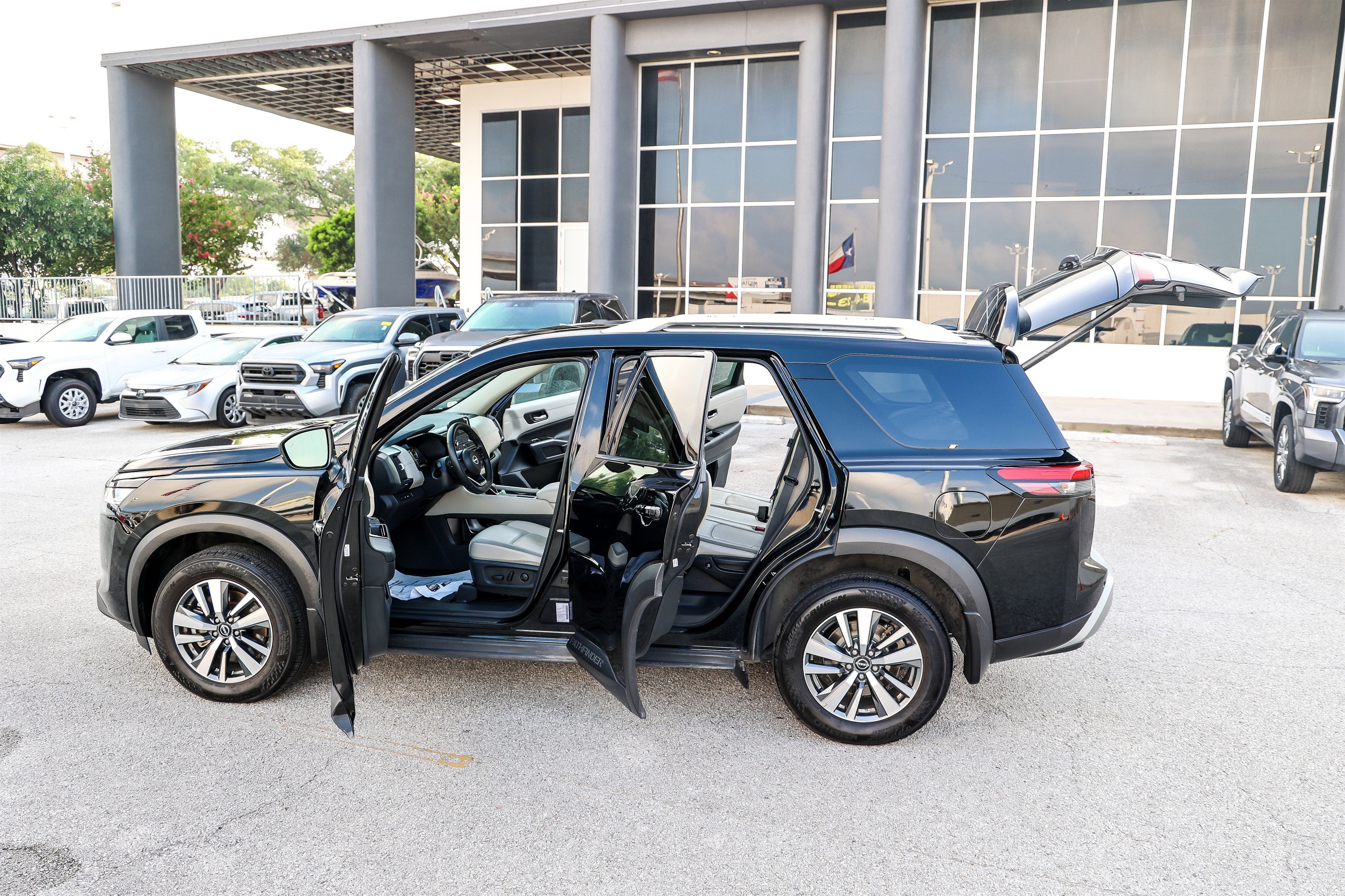 2024 Nissan Pathfinder SL