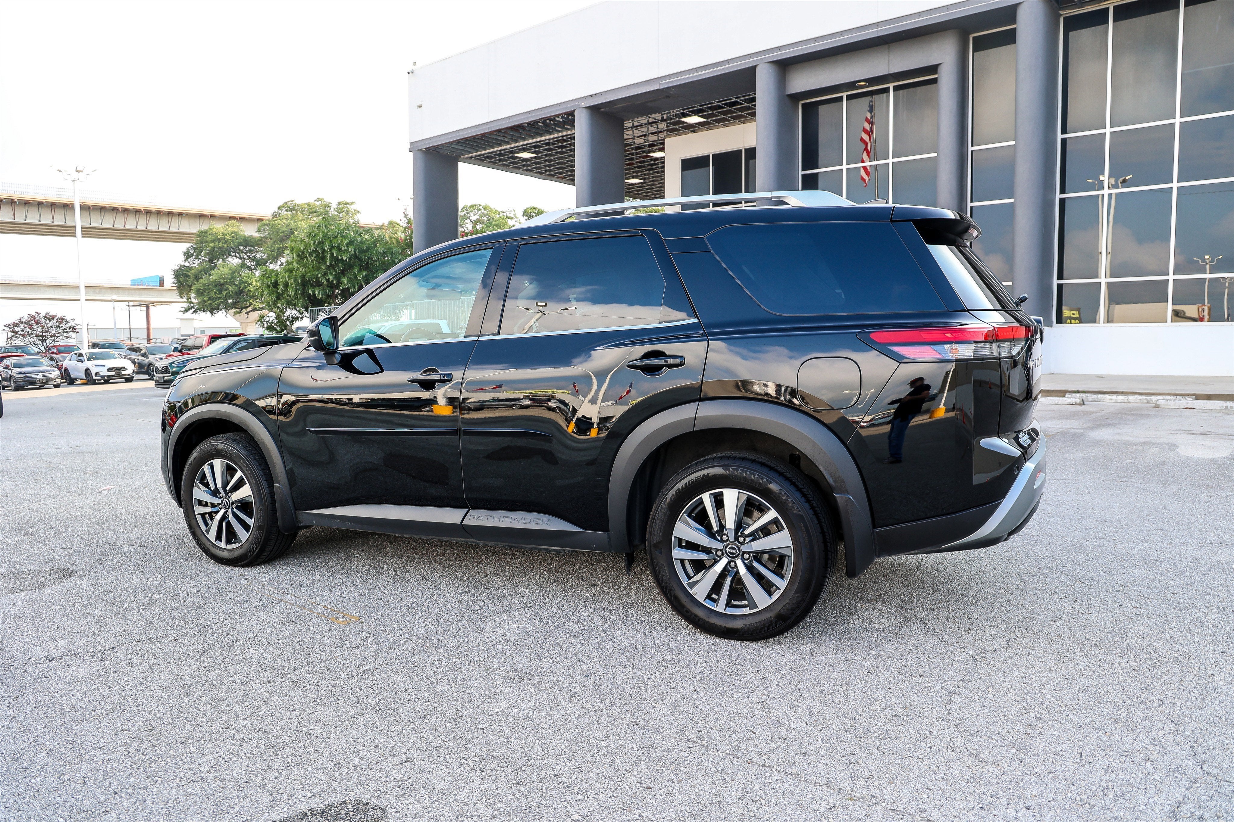 2024 Nissan Pathfinder SL