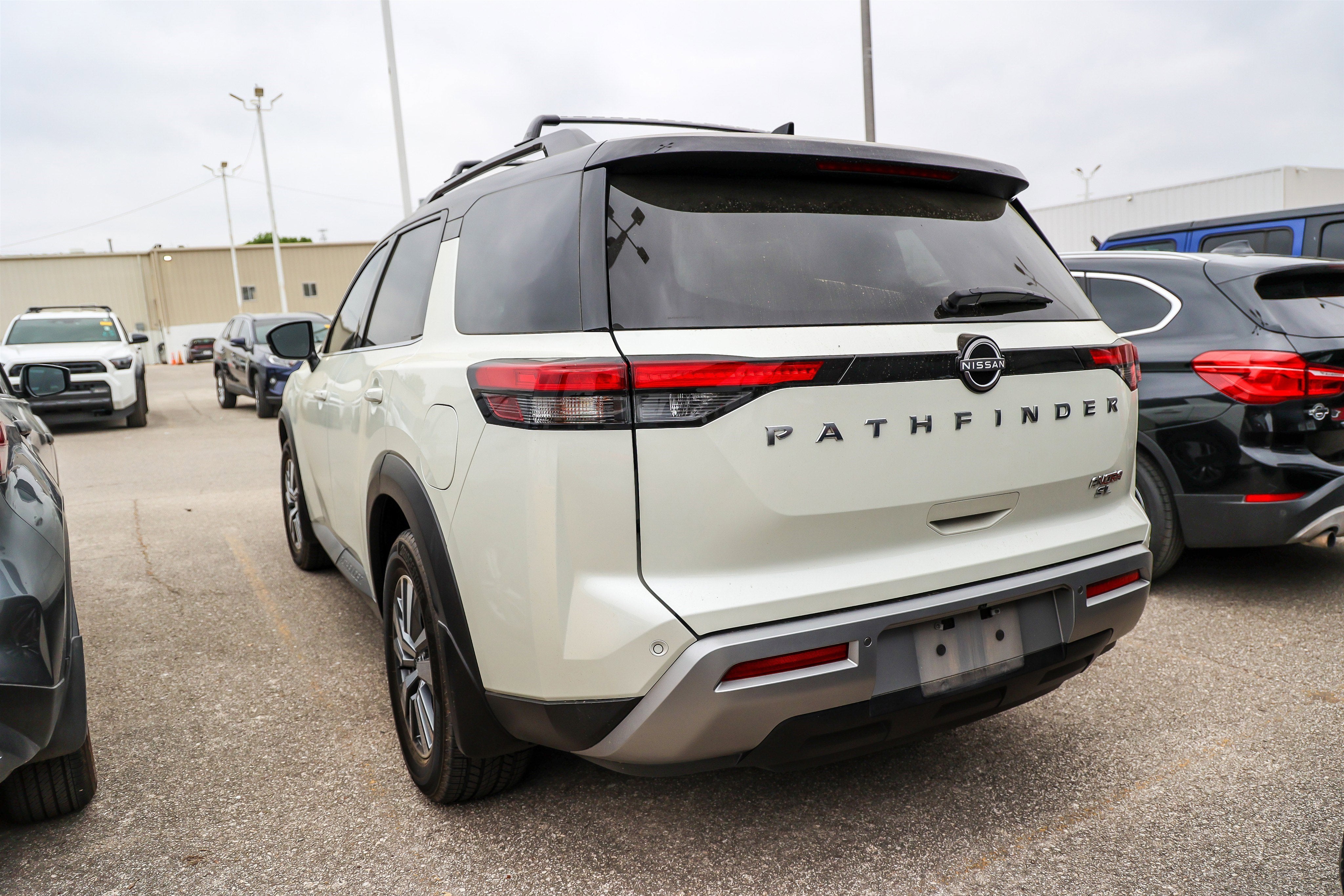 2022 Nissan Pathfinder SL