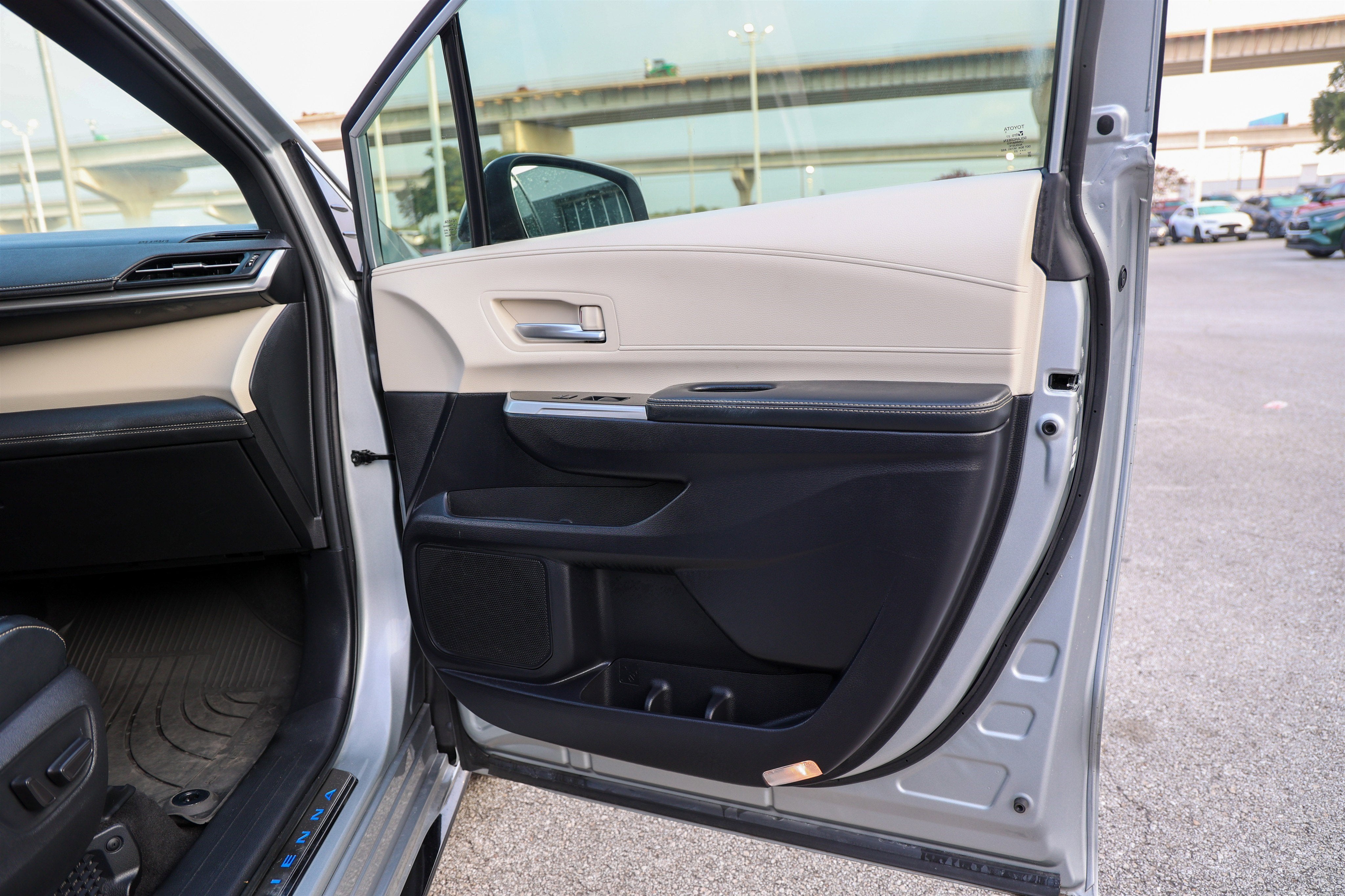 2025 Toyota Sienna Platinum