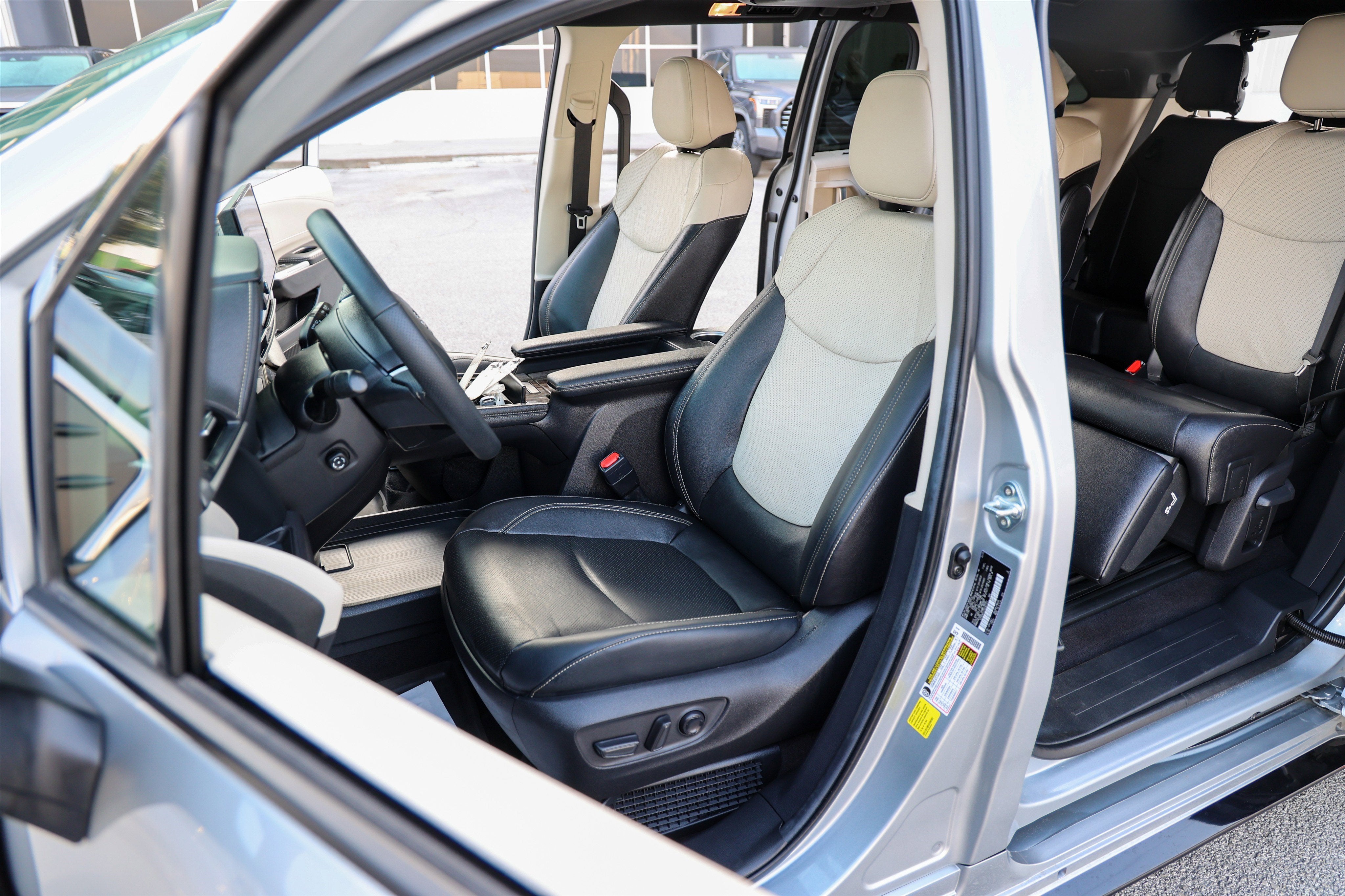 2025 Toyota Sienna Platinum