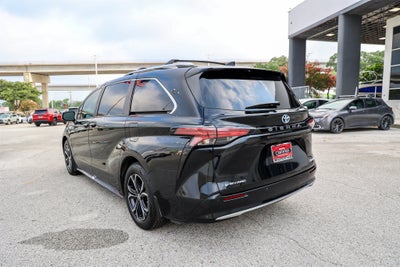 2025 Toyota Sienna Platinum