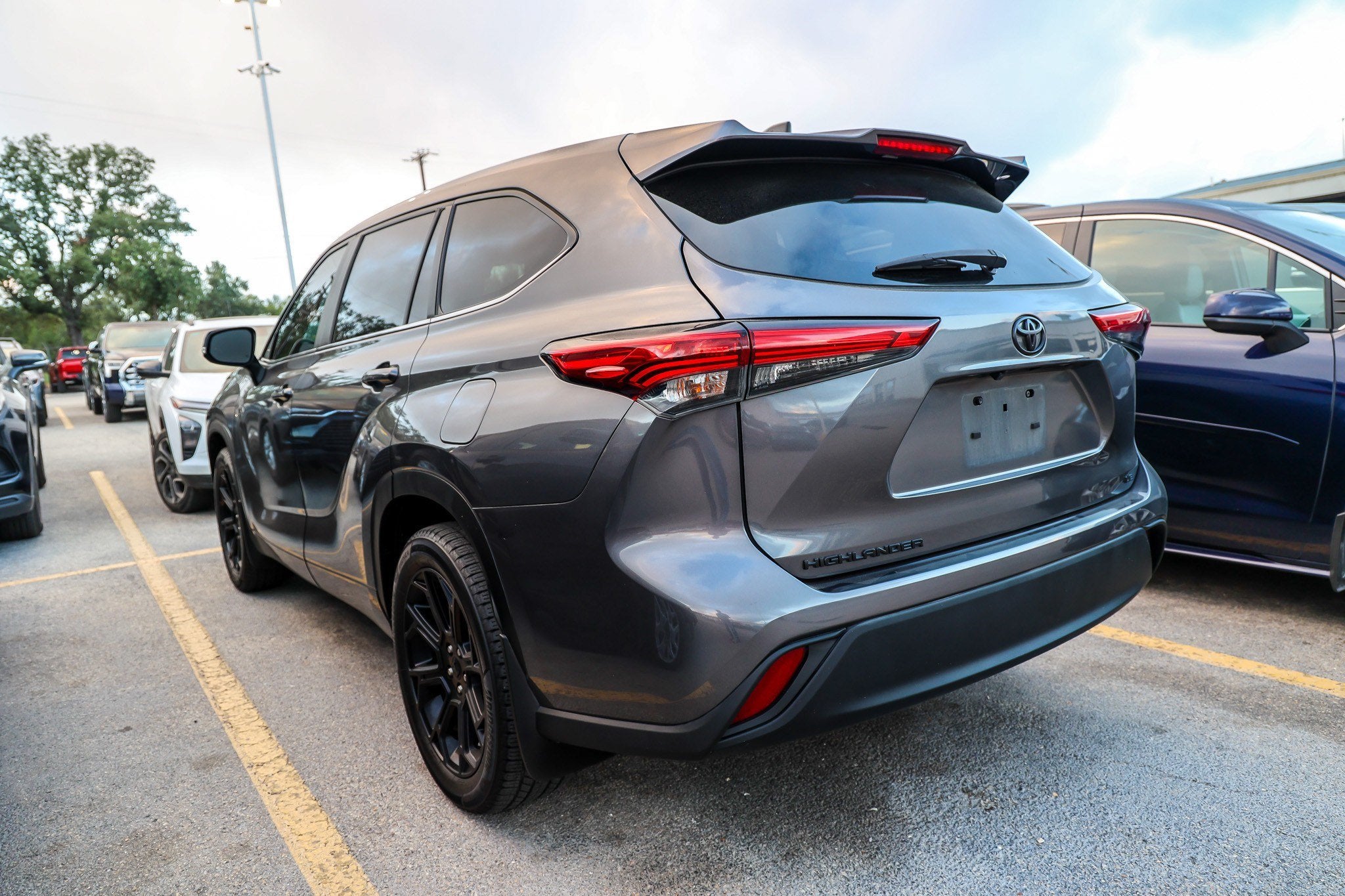 Used 2023 Toyota Highlander LE for Sale in San Antonio, TX | Red