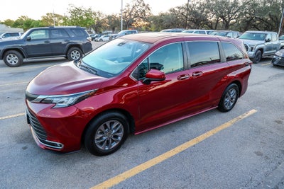 2022 Toyota SIENNA XLE XLE