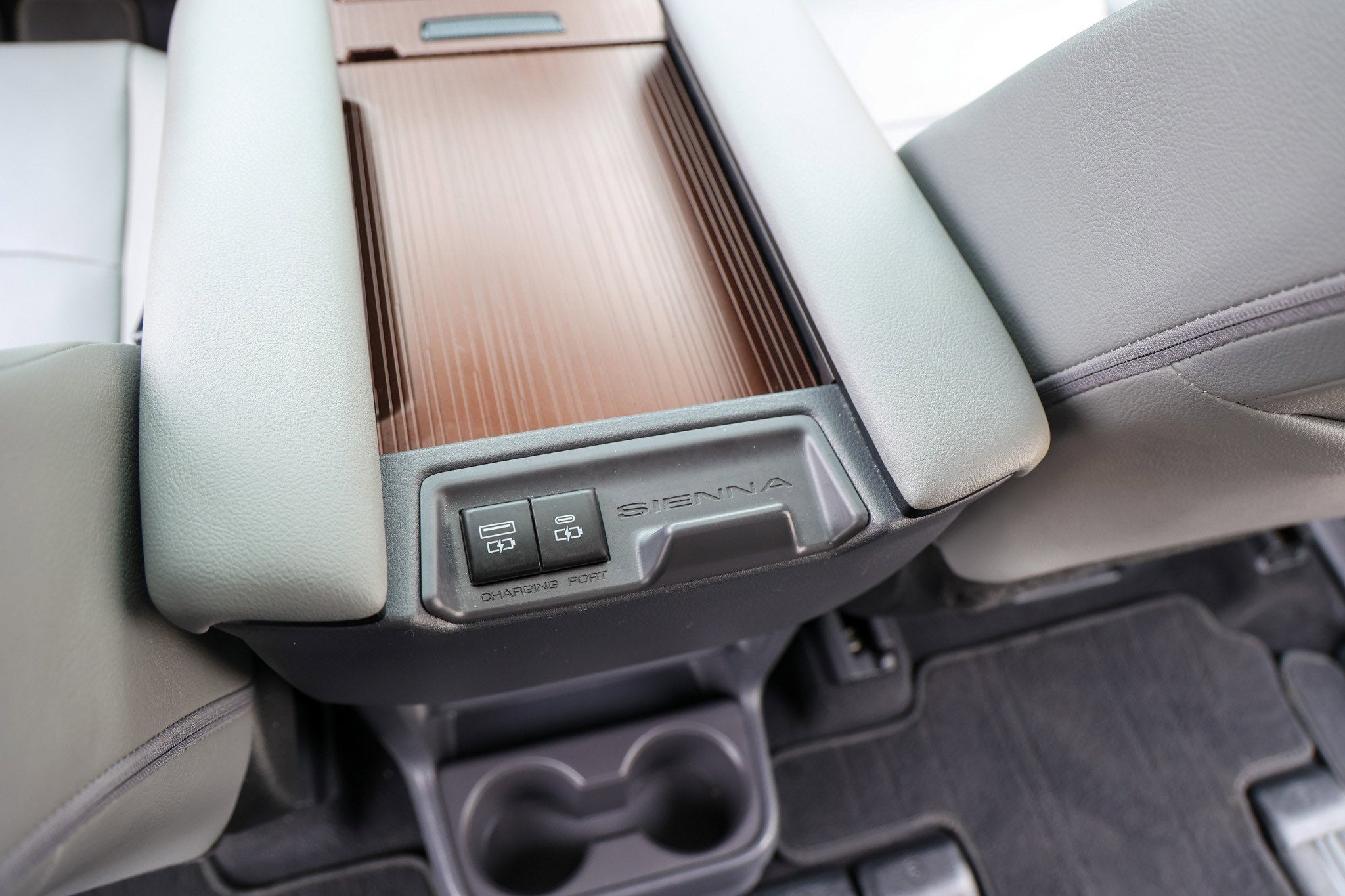 2022 Toyota SIENNA XLE XLE