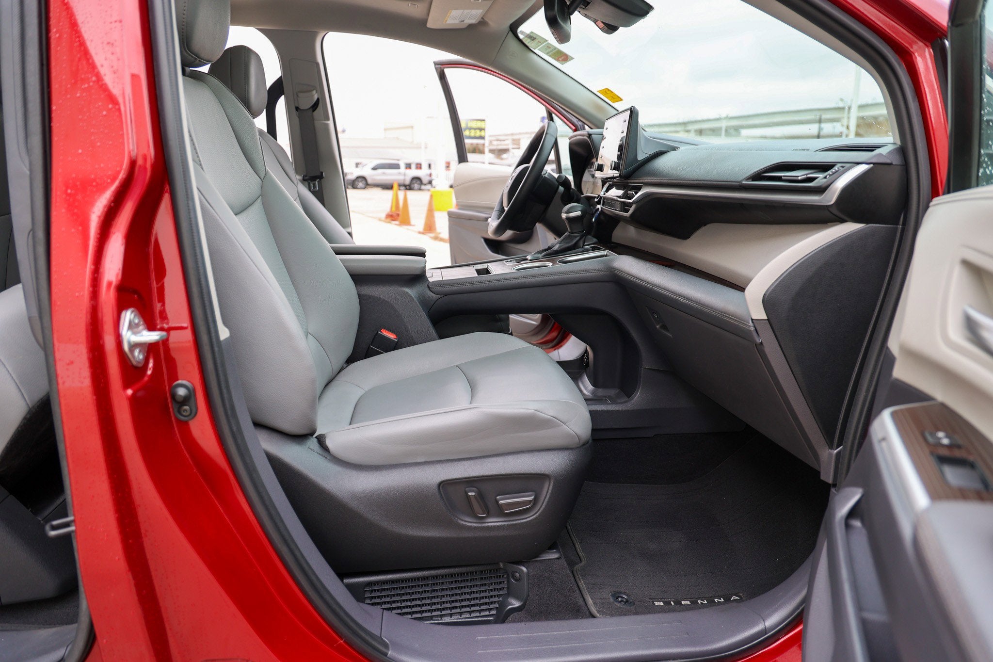 2022 Toyota SIENNA XLE XLE