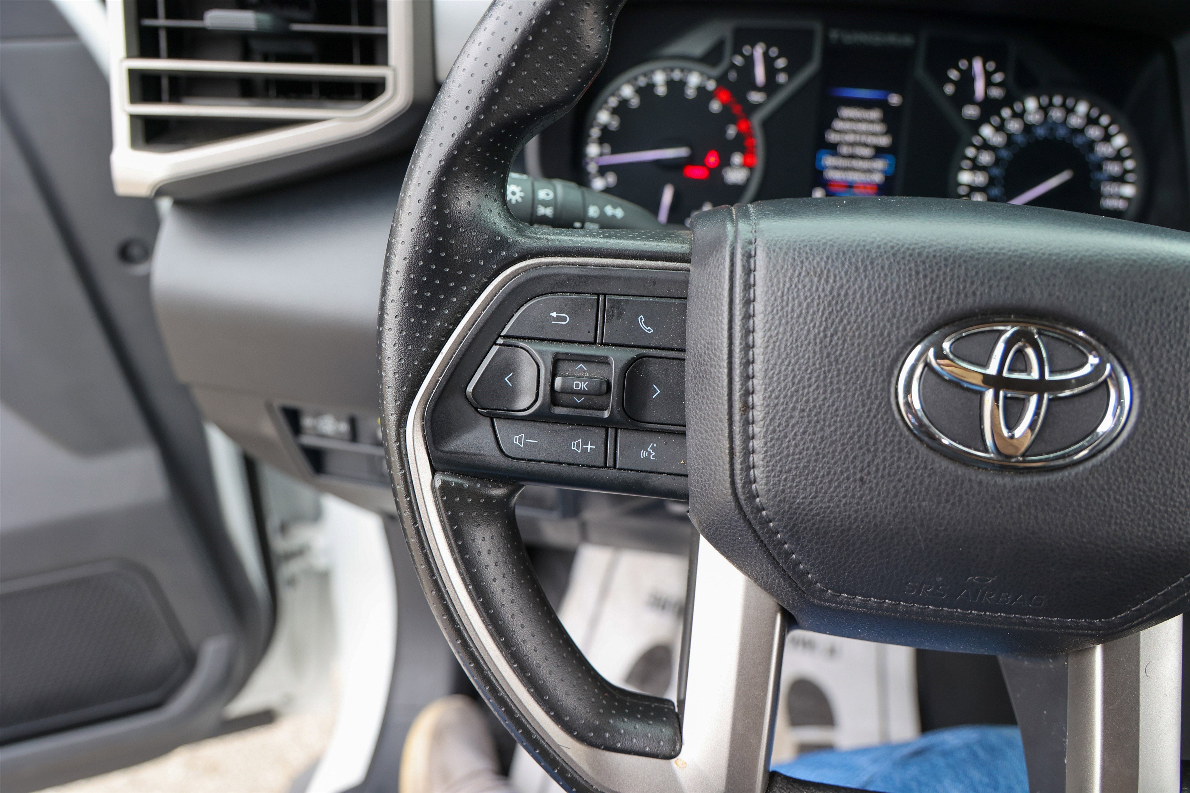 2025 Toyota TUNDRA 4X4 SR5