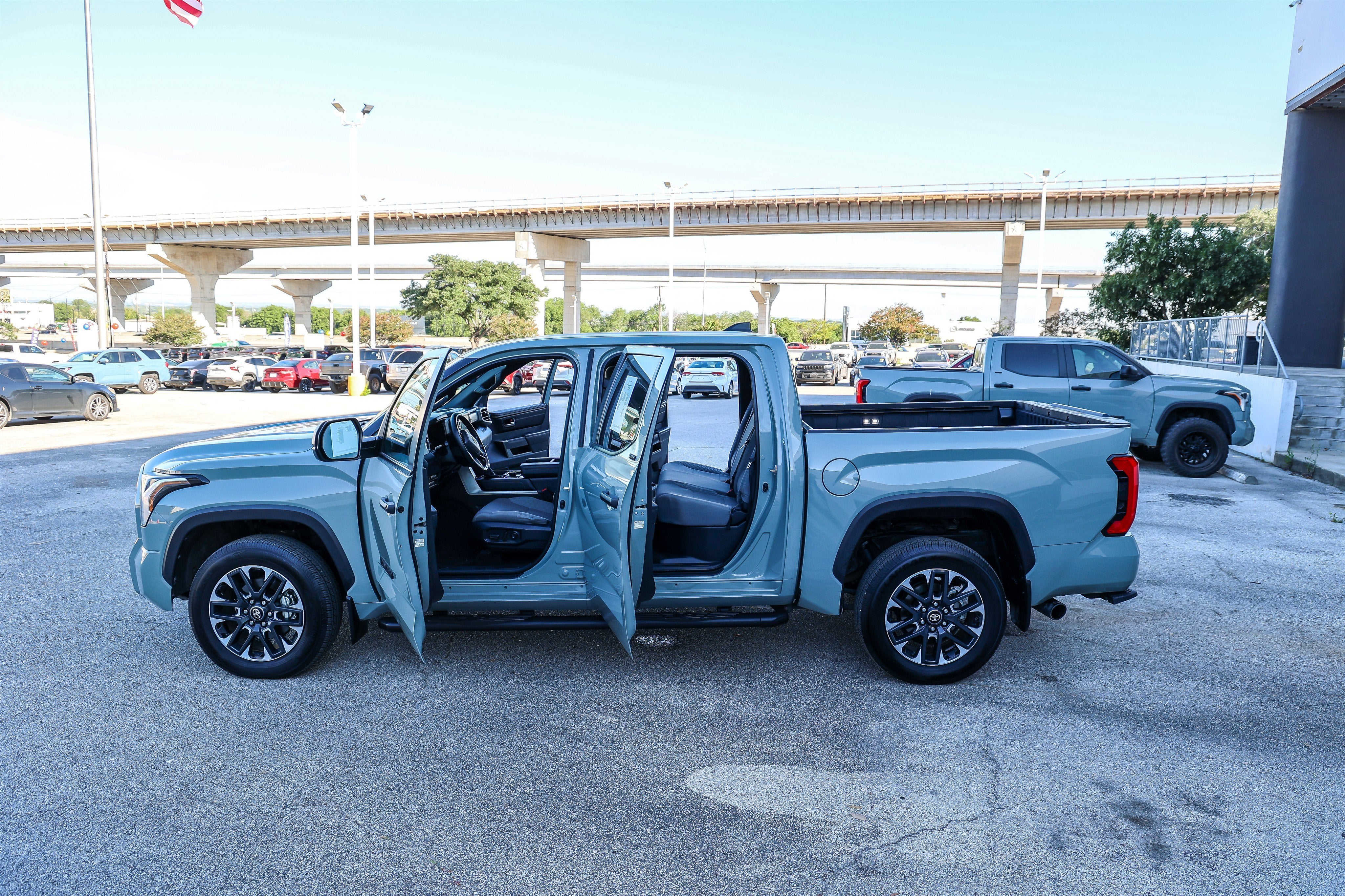 2025 Toyota TUNDRA 4X4 SR5