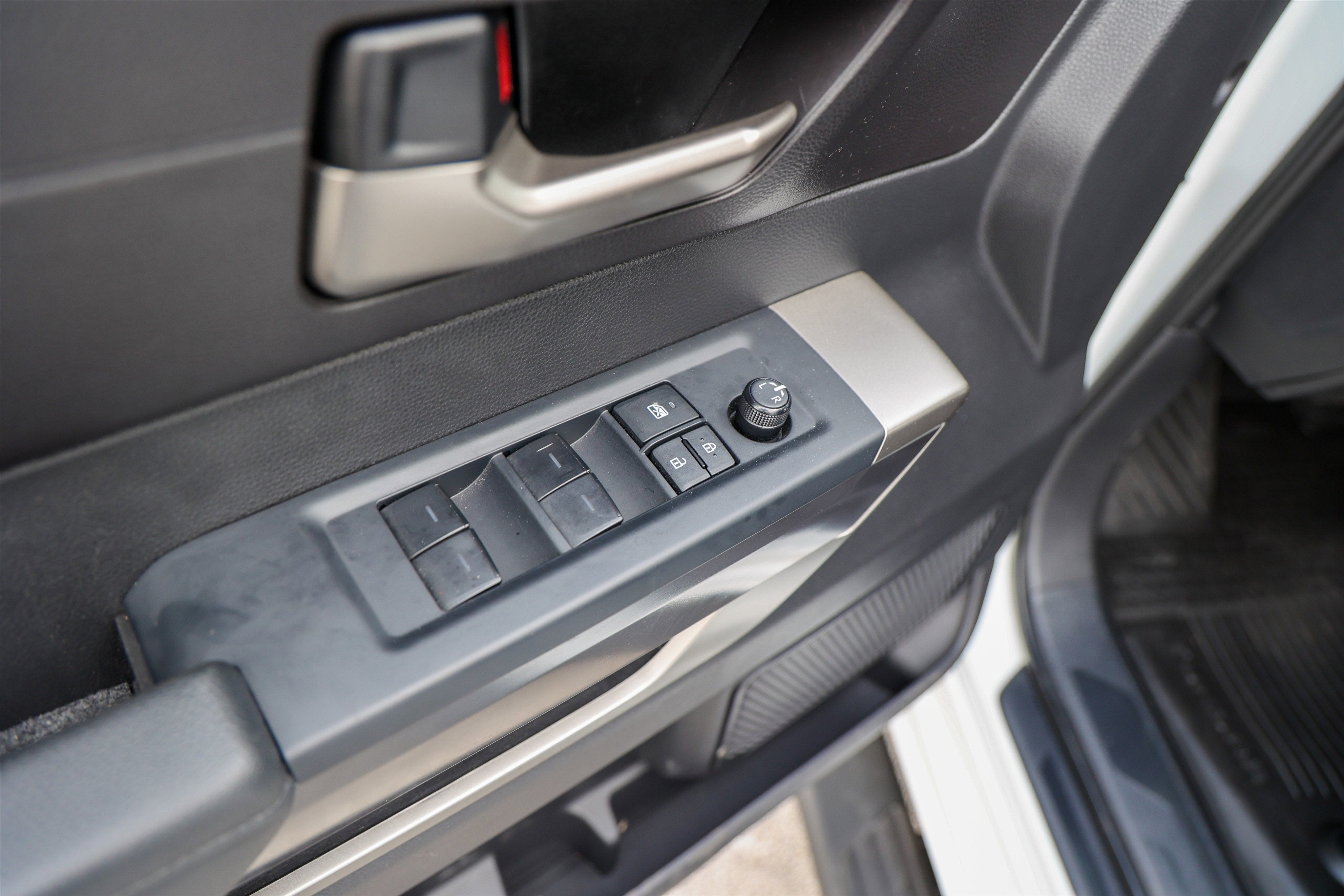 2025 Toyota TUNDRA 4X4 SR5