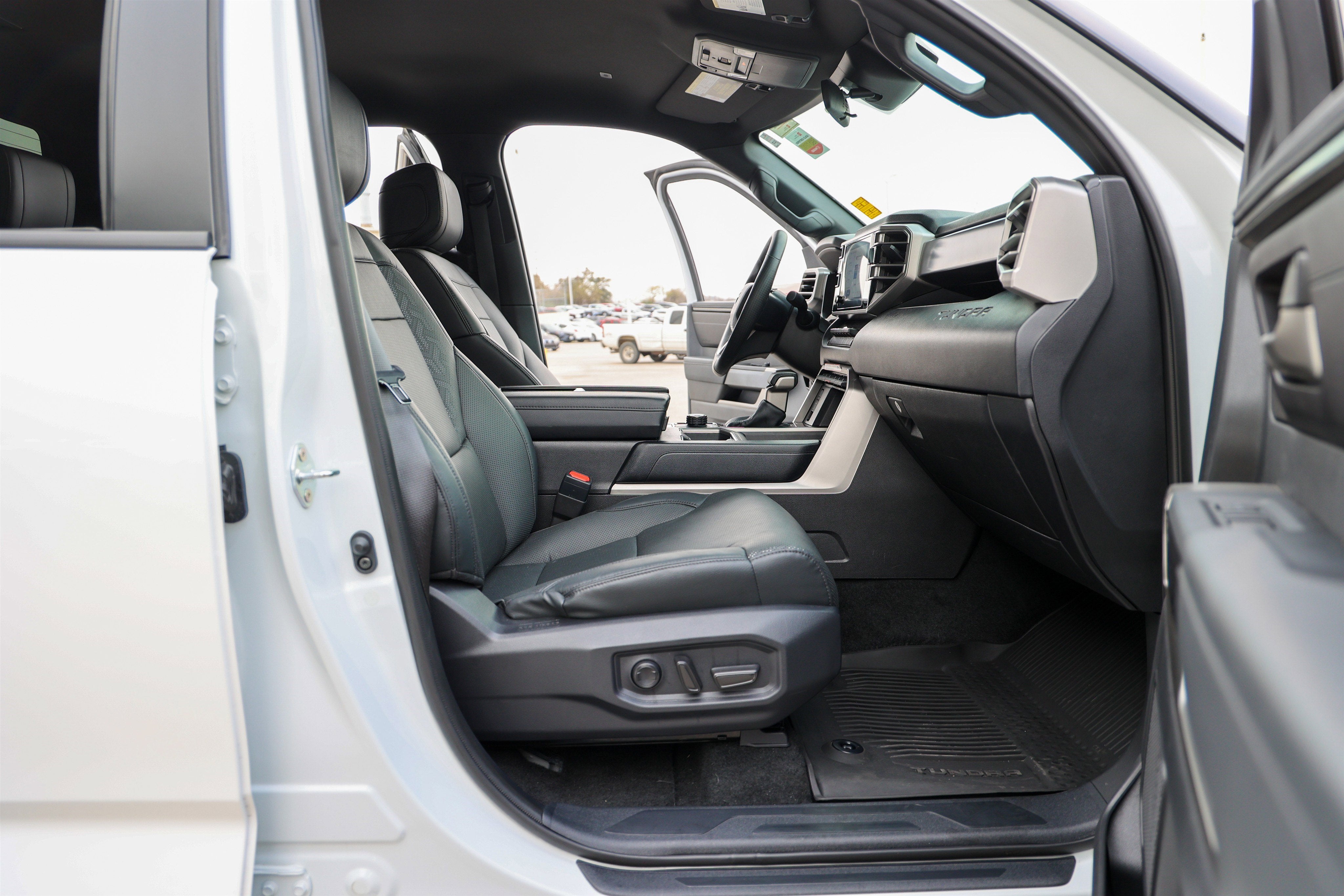 2025 Toyota TUNDRA 4X4 SR5