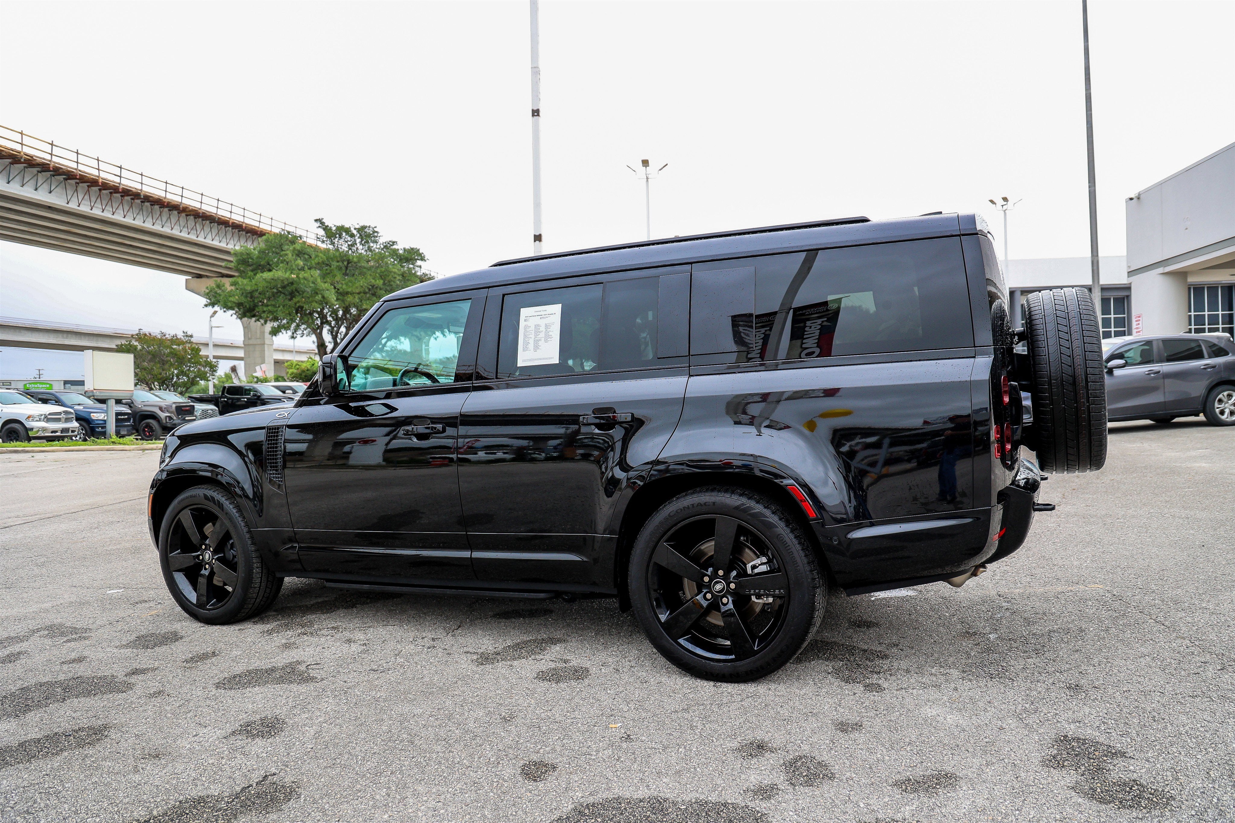 2025 Land Rover Defender X-Dynamic SE