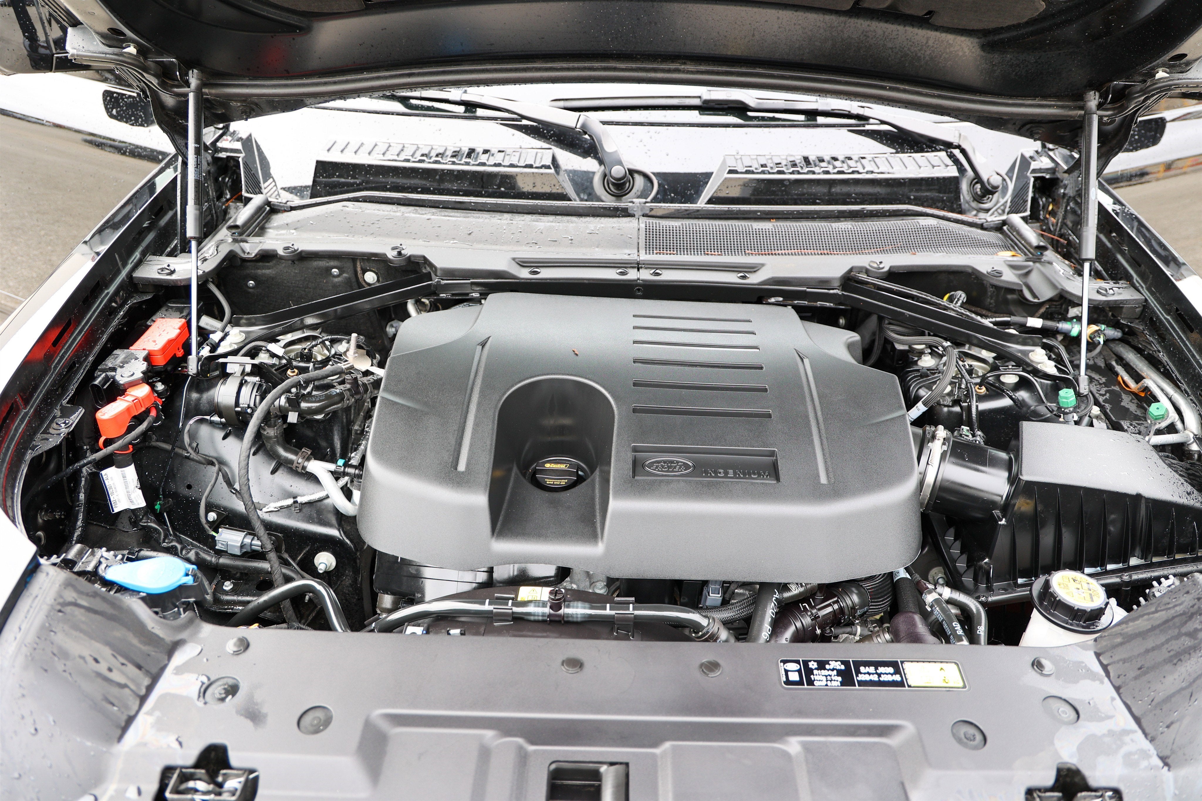 2025 Land Rover Defender X-Dynamic SE