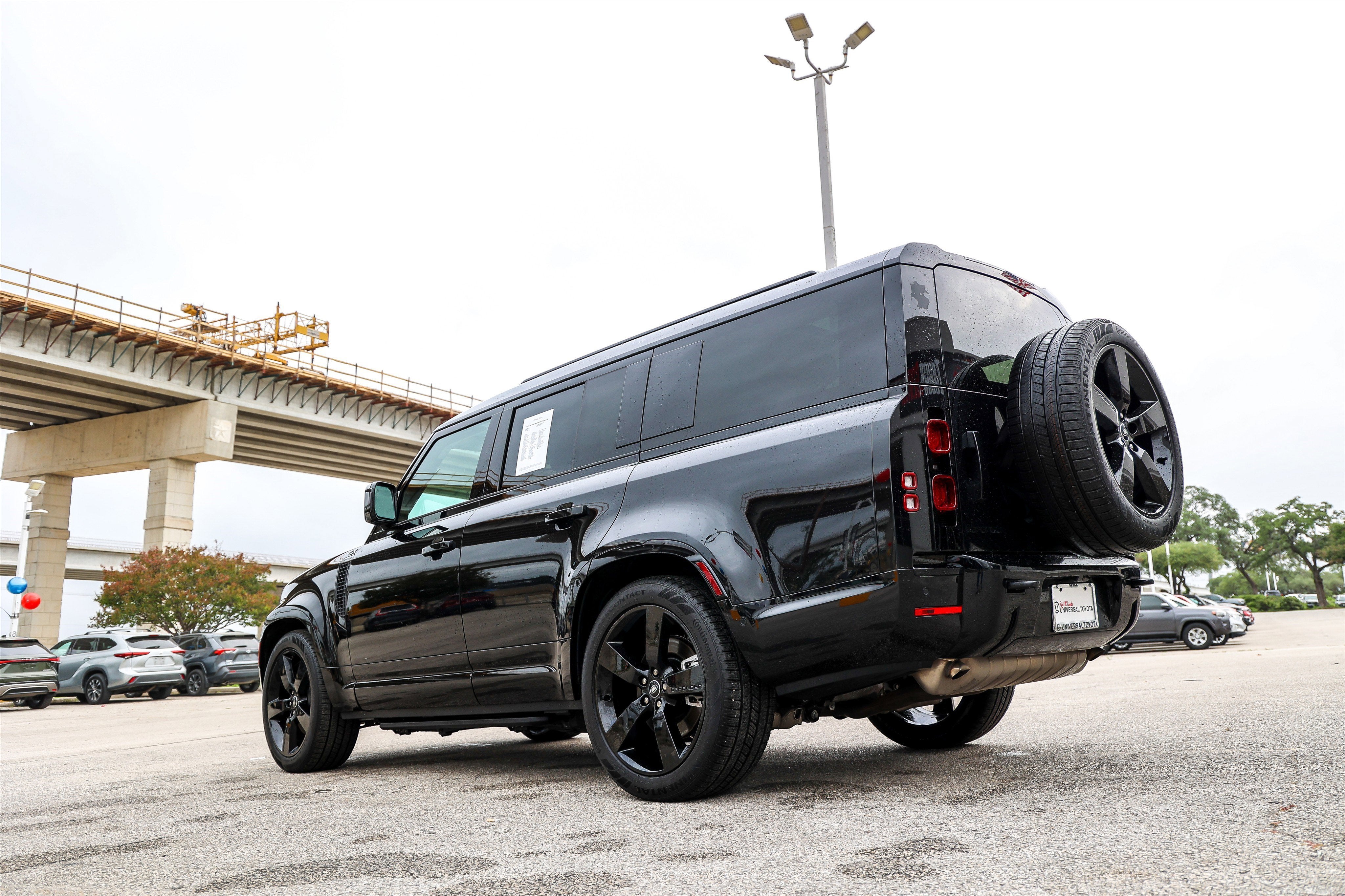 2025 Land Rover Defender X-Dynamic SE