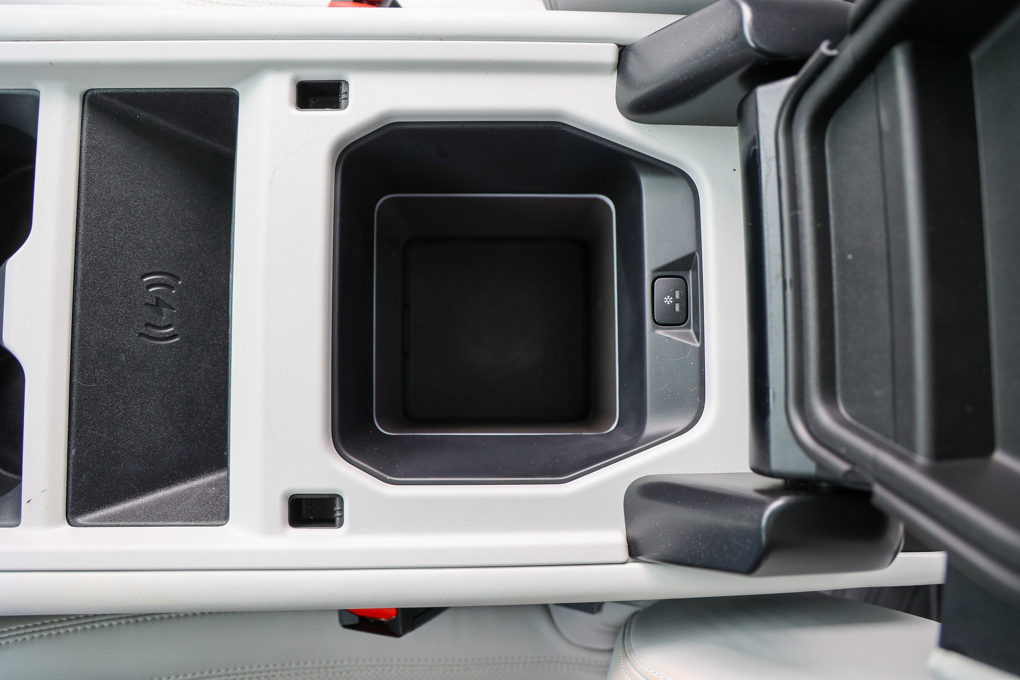 2025 Land Rover Defender X-Dynamic SE