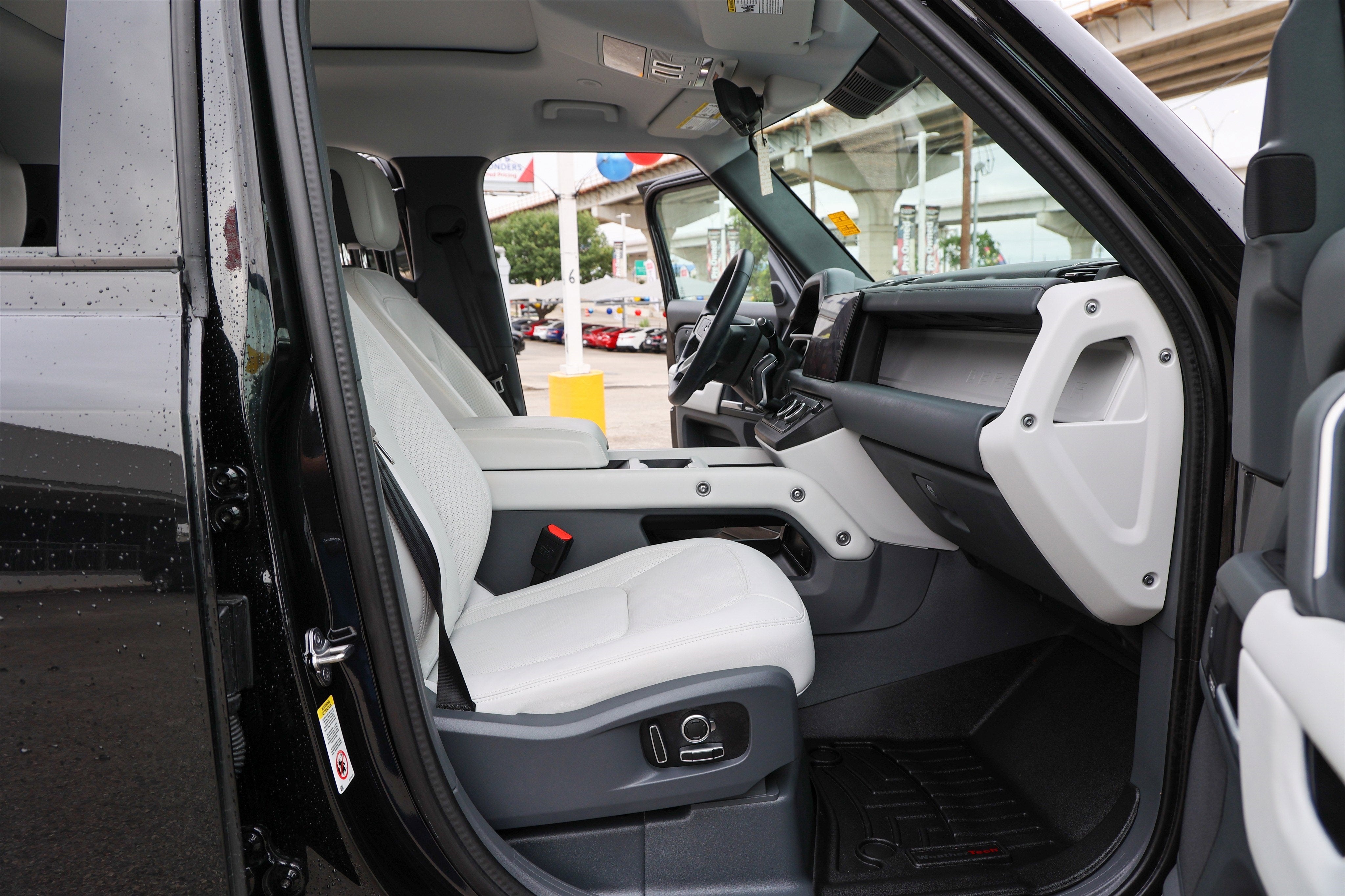 2025 Land Rover Defender X-Dynamic SE