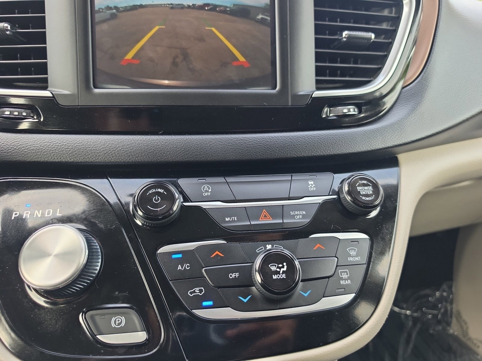 2023 Chrysler Voyager LX