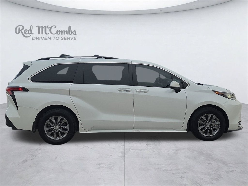 2022 Toyota Sienna XLE 8 Passenger