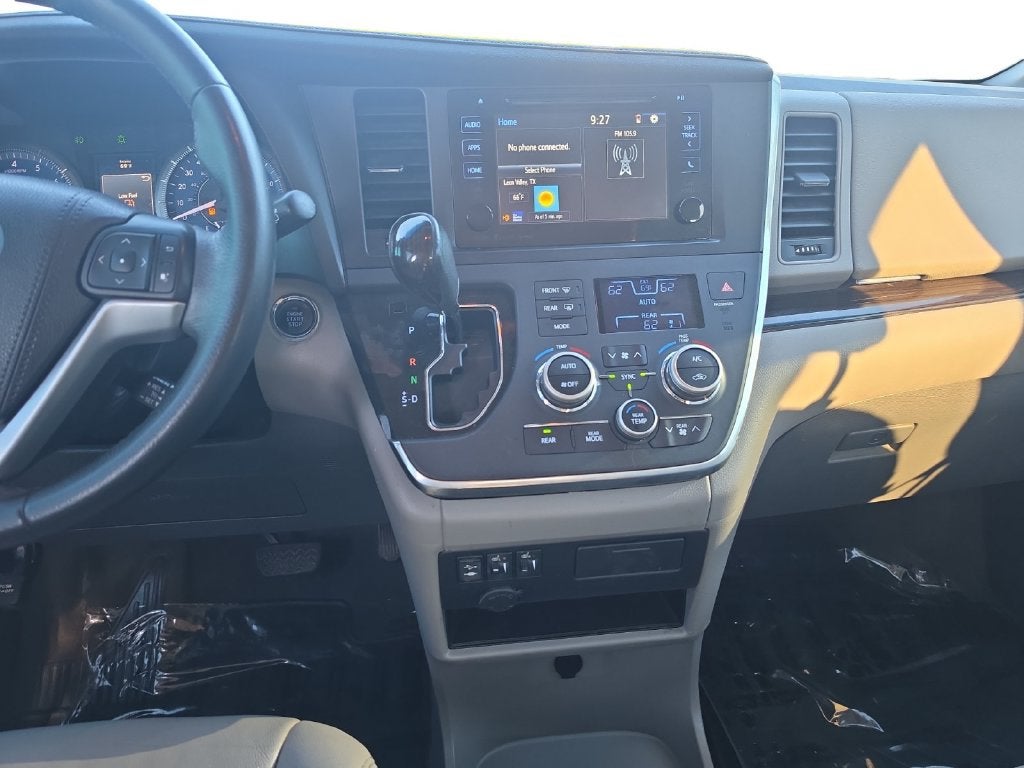 2017 Toyota Sienna XLE 8 Passenger