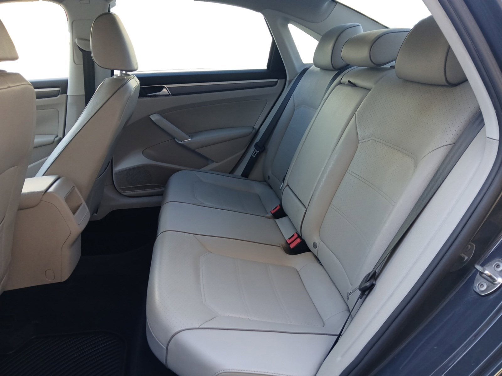 2018 Volkswagen Passat 2.0T R-Line W/ REARVIEW CAMERA & PERIMETER APPROACH LIGHTS