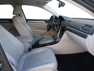 2018 Volkswagen Passat 2.0T R-Line W/ REARVIEW CAMERA & PERIMETER APPROACH LIGHTS