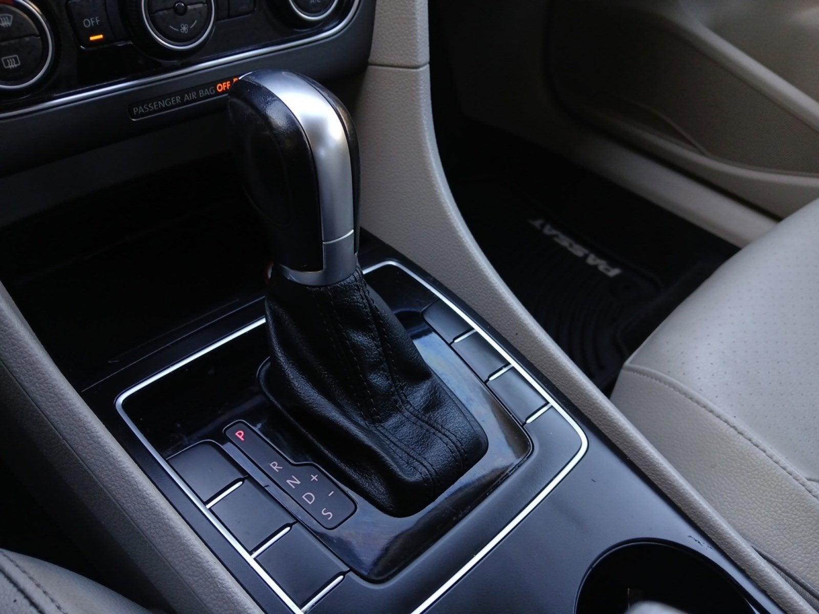 2018 Volkswagen Passat 2.0T R-Line W/ REARVIEW CAMERA & PERIMETER APPROACH LIGHTS