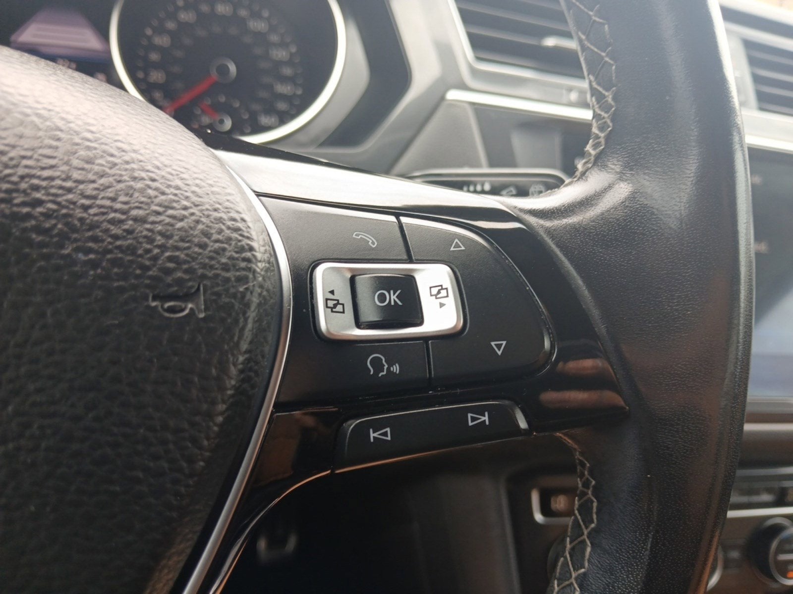 2018 Volkswagen Tiguan 2.0T SEL W/ BACK-UP CAMERA & LEATHERETTE SEATS