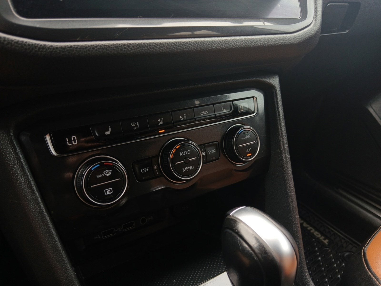 2018 Volkswagen Tiguan 2.0T SEL W/ BACK-UP CAMERA & LEATHERETTE SEATS