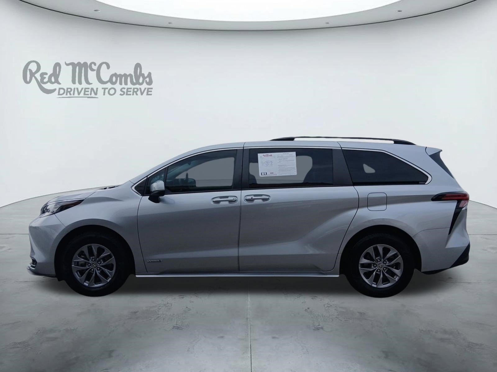 2021 Toyota Sienna LE 8 PASSENGER & AUTO LATCH LIFTGATE