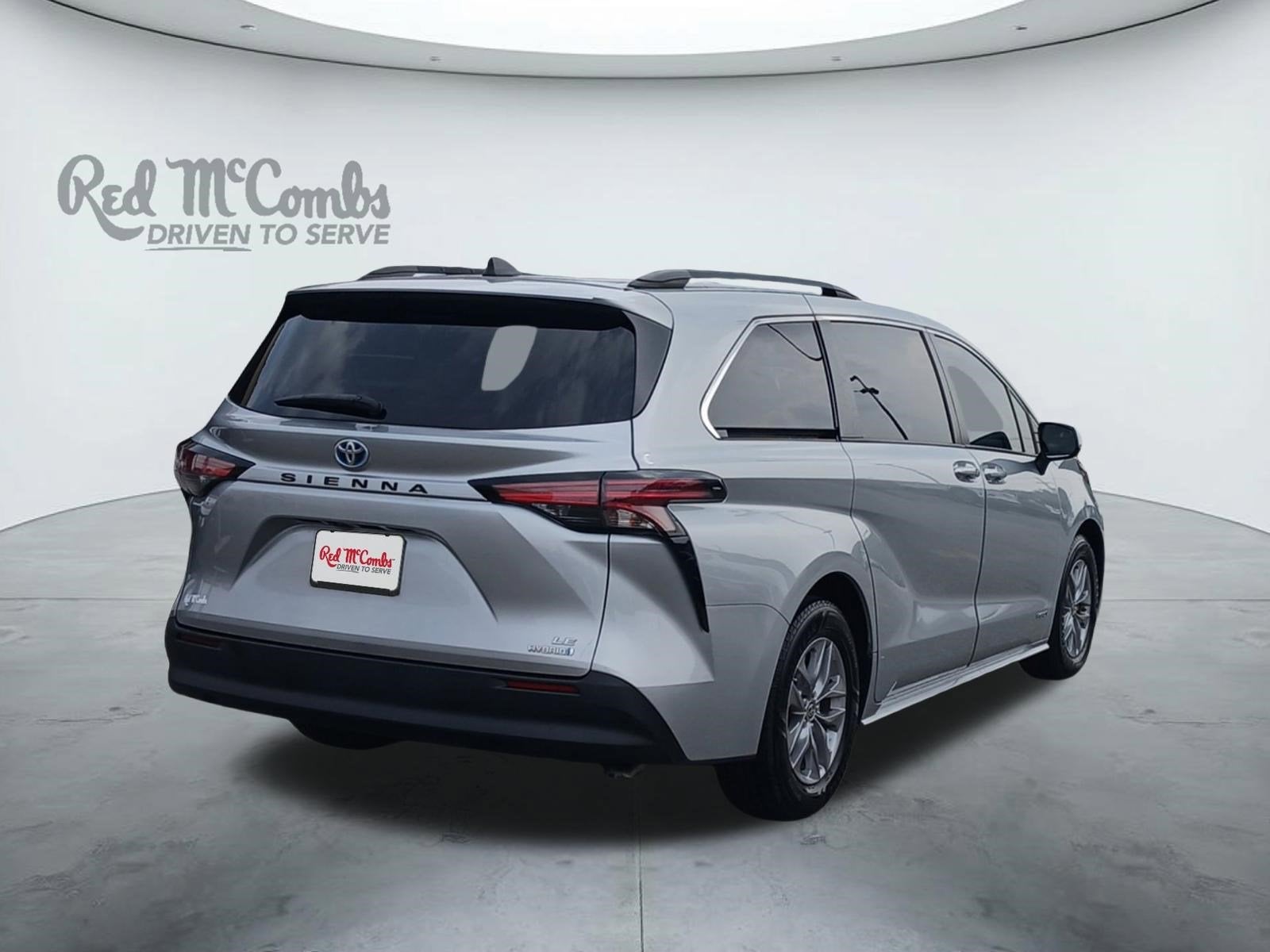 2021 Toyota Sienna LE 8 PASSENGER & AUTO LATCH LIFTGATE