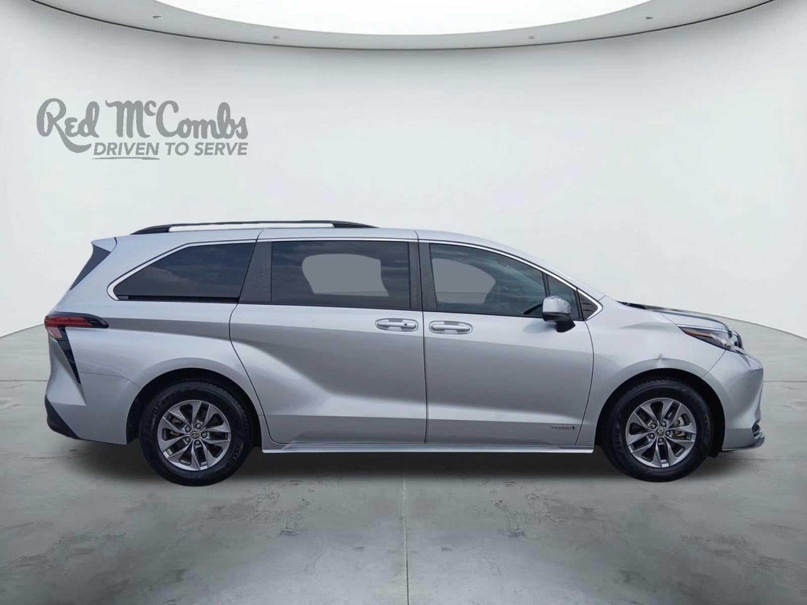 2021 Toyota Sienna LE 8 PASSENGER & AUTO LATCH LIFTGATE
