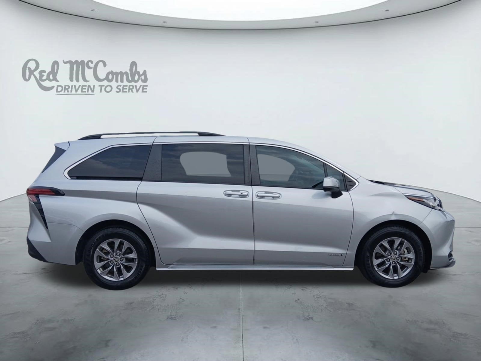 2021 Toyota Sienna LE 8 PASSENGER & AUTO LATCH LIFTGATE
