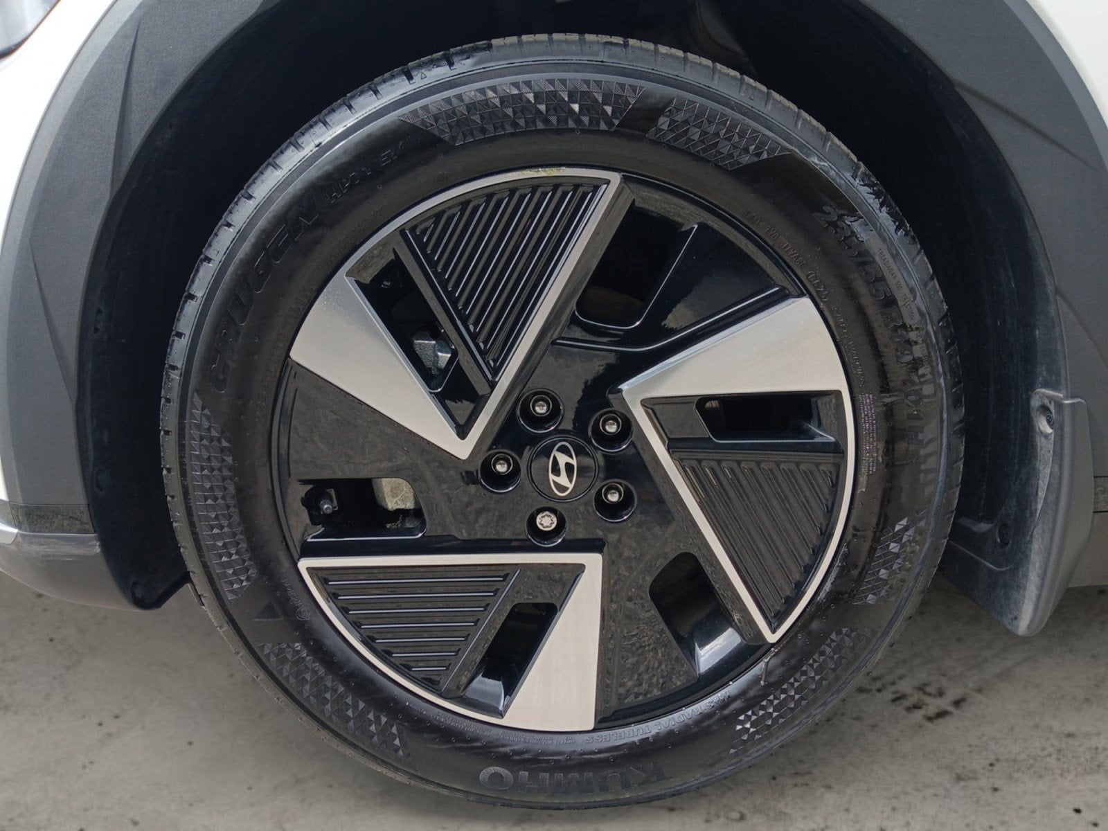 2025 Hyundai IONIQ 5 SEL W/ SMART CRUISE CONTROL & WIRELESS CHARGER