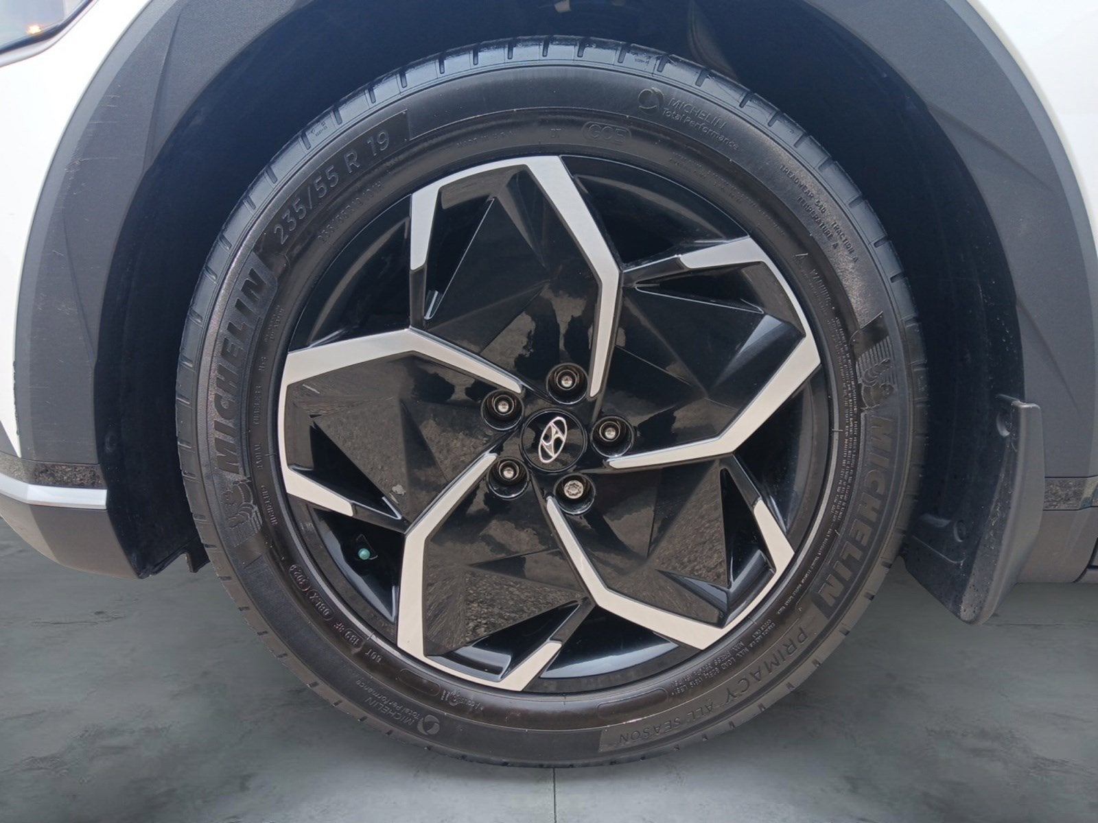 2024 Hyundai IONIQ 5 SE W/ REGENERATIVE BRAKING & BACK-UP CAMERA