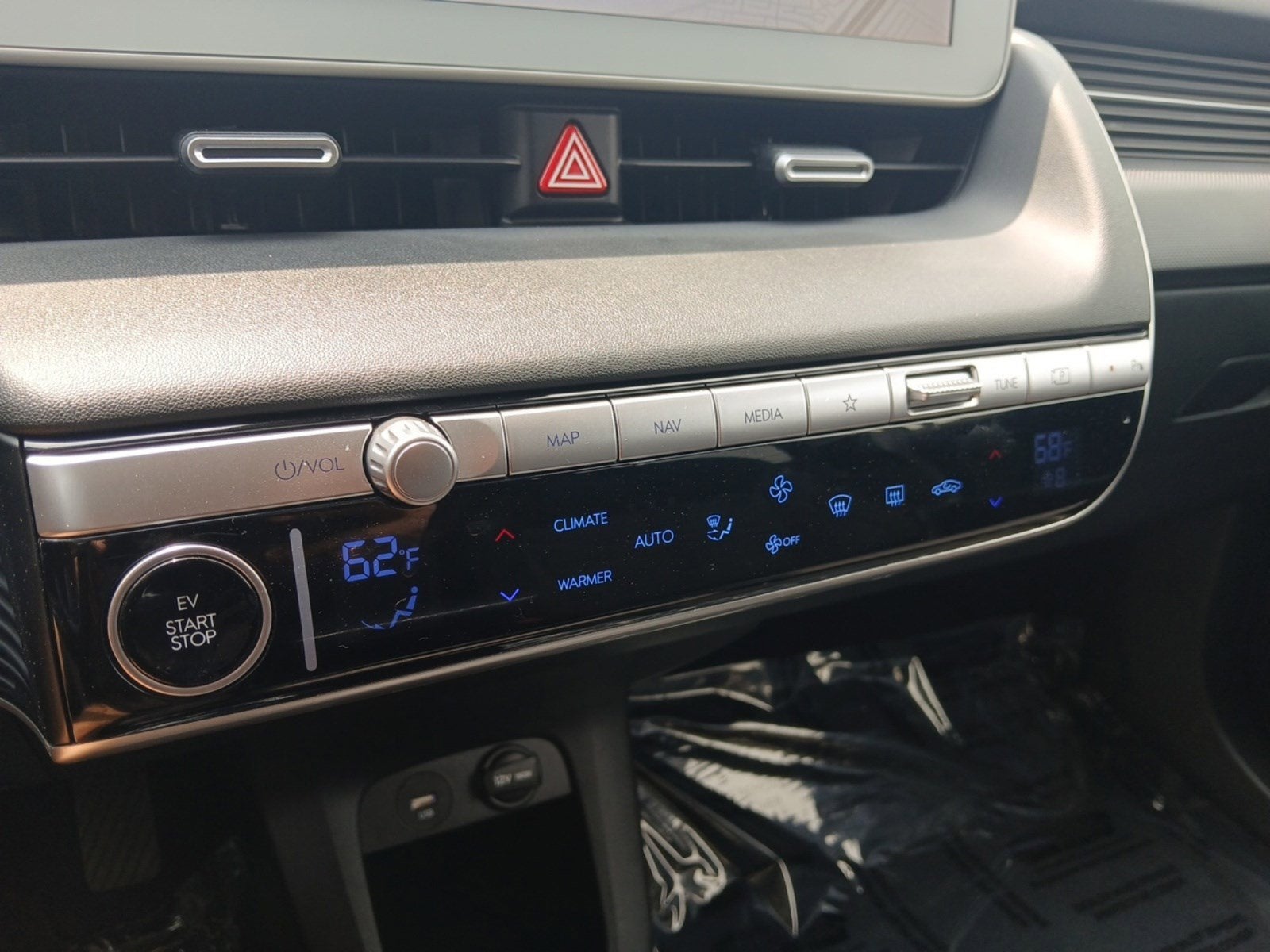 2024 Hyundai IONIQ 5 SE W/ REGENERATIVE BRAKING & BACK-UP CAMERA