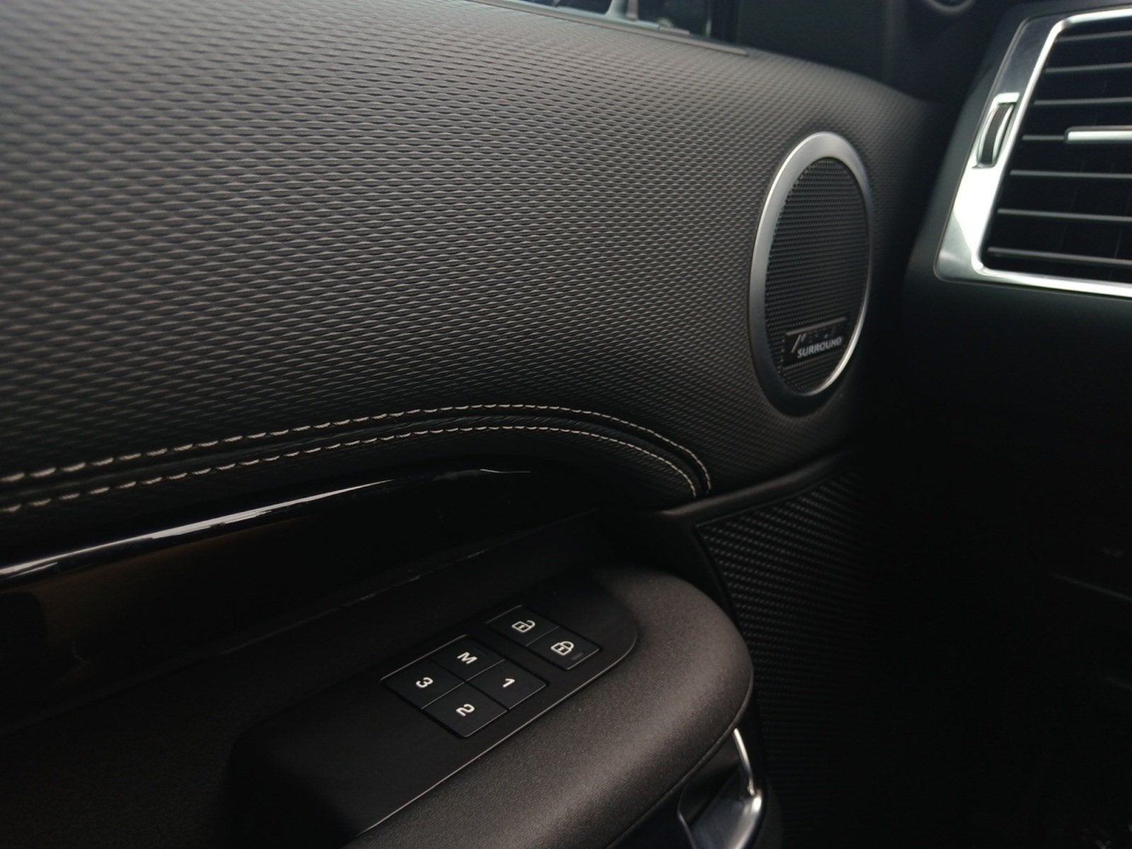 2023 Land Rover Discovery Metropolitan Edition