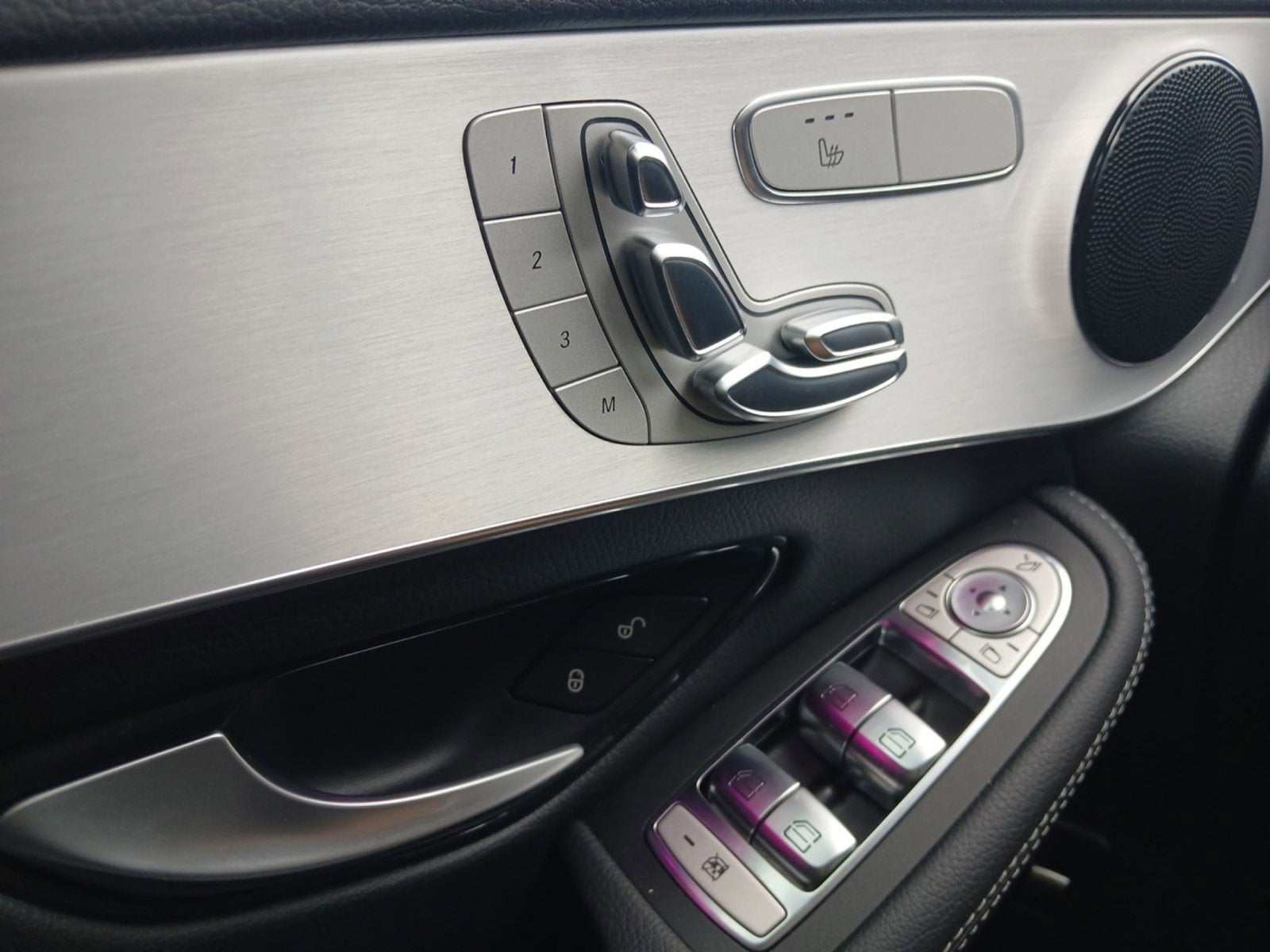 2022 Mercedes-Benz GLC GLC 300 W/ PANORAMA SUNROOF & BACK-UP CAMERA