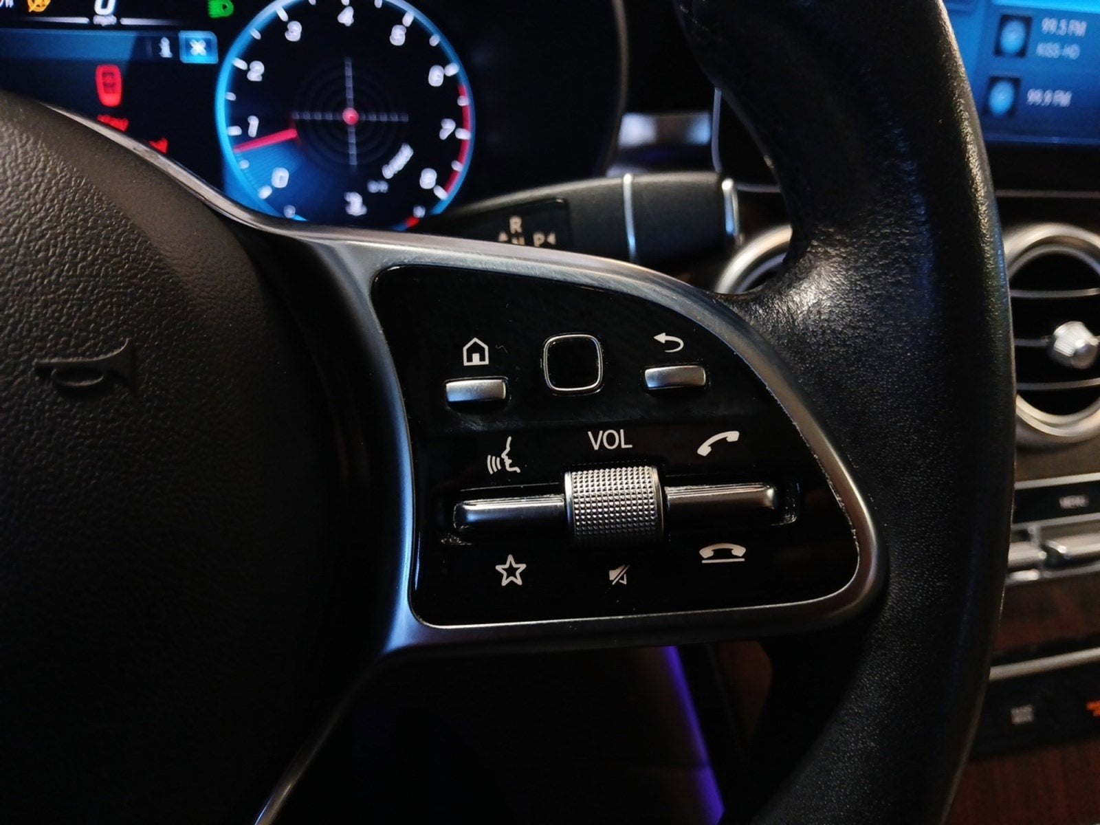 2021 Mercedes-Benz GLC 300 W/ PANORAMA SUNROOF & AMBIENT LIGHTING