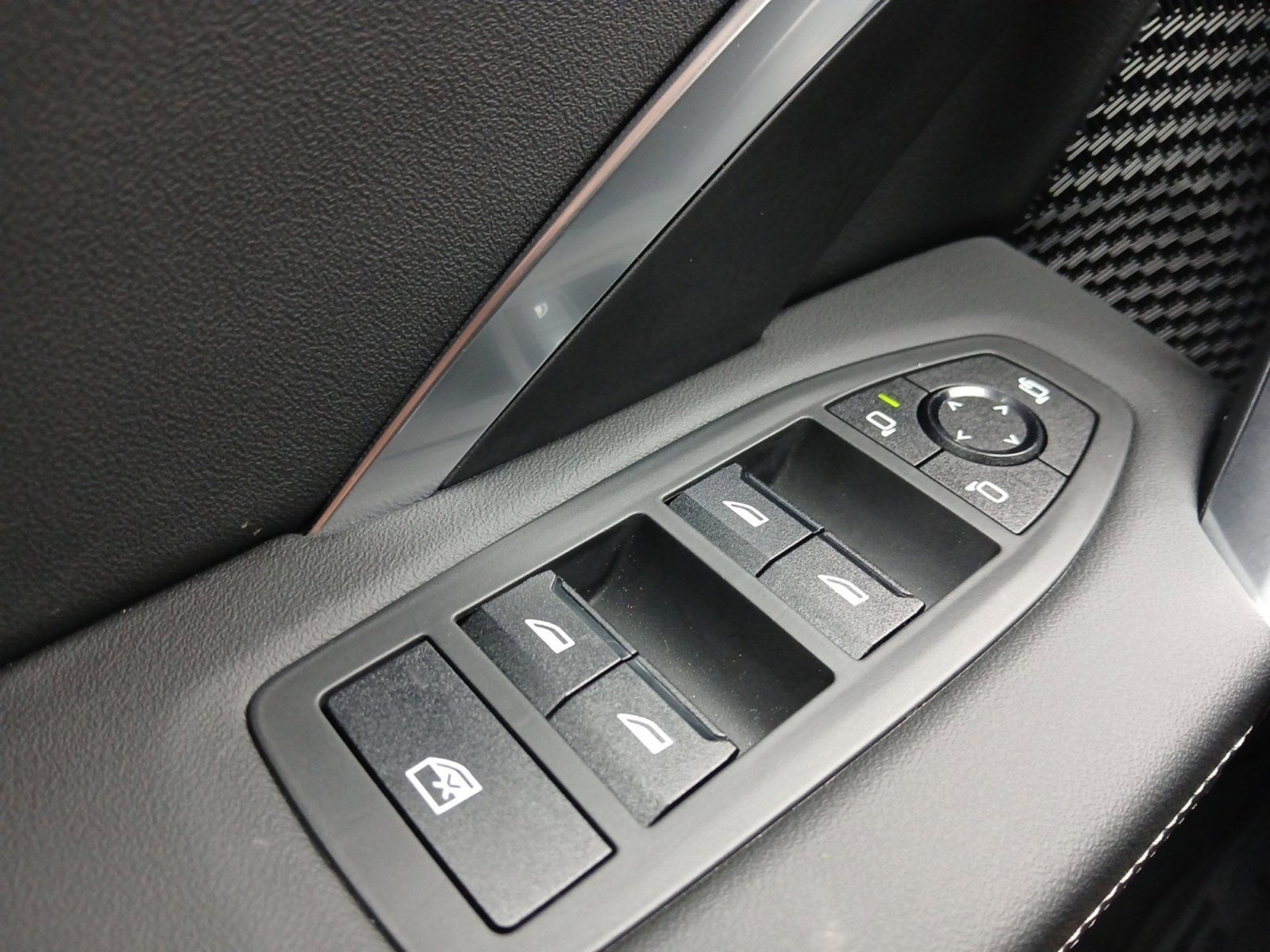 2025 BMW X2 xDrive28i W/ PANORAMIC ROOF & HEADS-UP DISPLAY