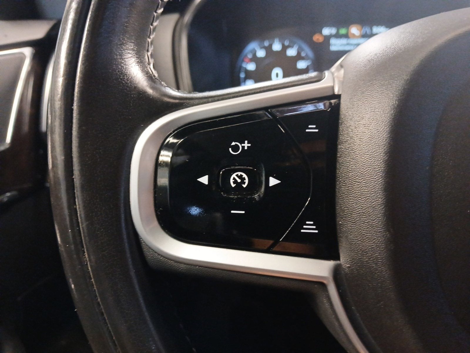 2018 Volvo XC90 T5 Momentum 3RD ROW SEAT W/ 7 PASSENGER CAPACITY
