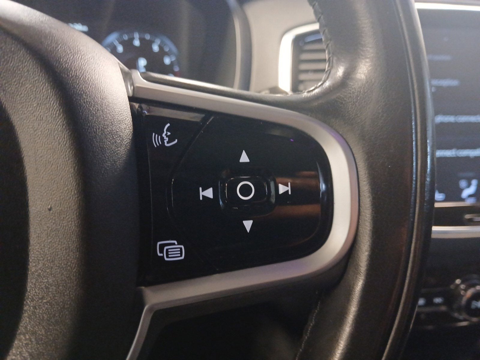 2018 Volvo XC90 T5 Momentum 3RD ROW SEAT W/ 7 PASSENGER CAPACITY