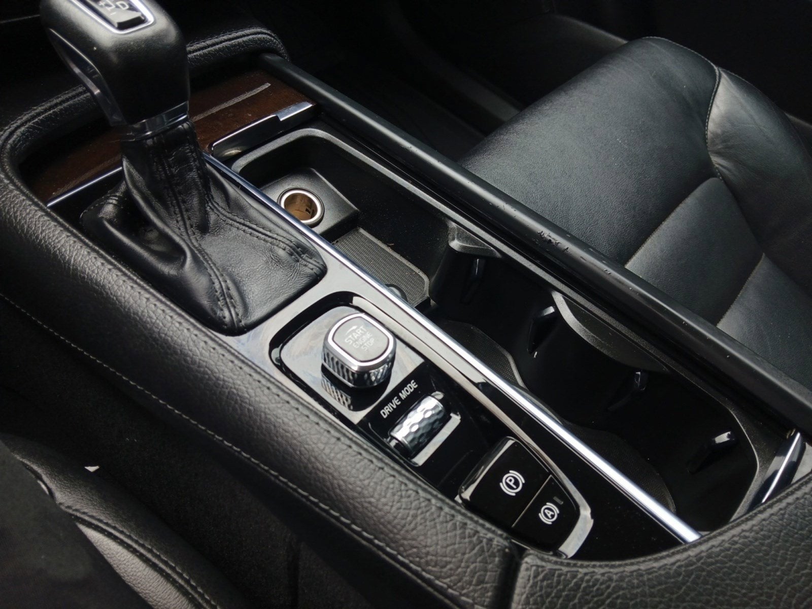 2018 Volvo XC90 T5 Momentum 3RD ROW SEAT W/ 7 PASSENGER CAPACITY