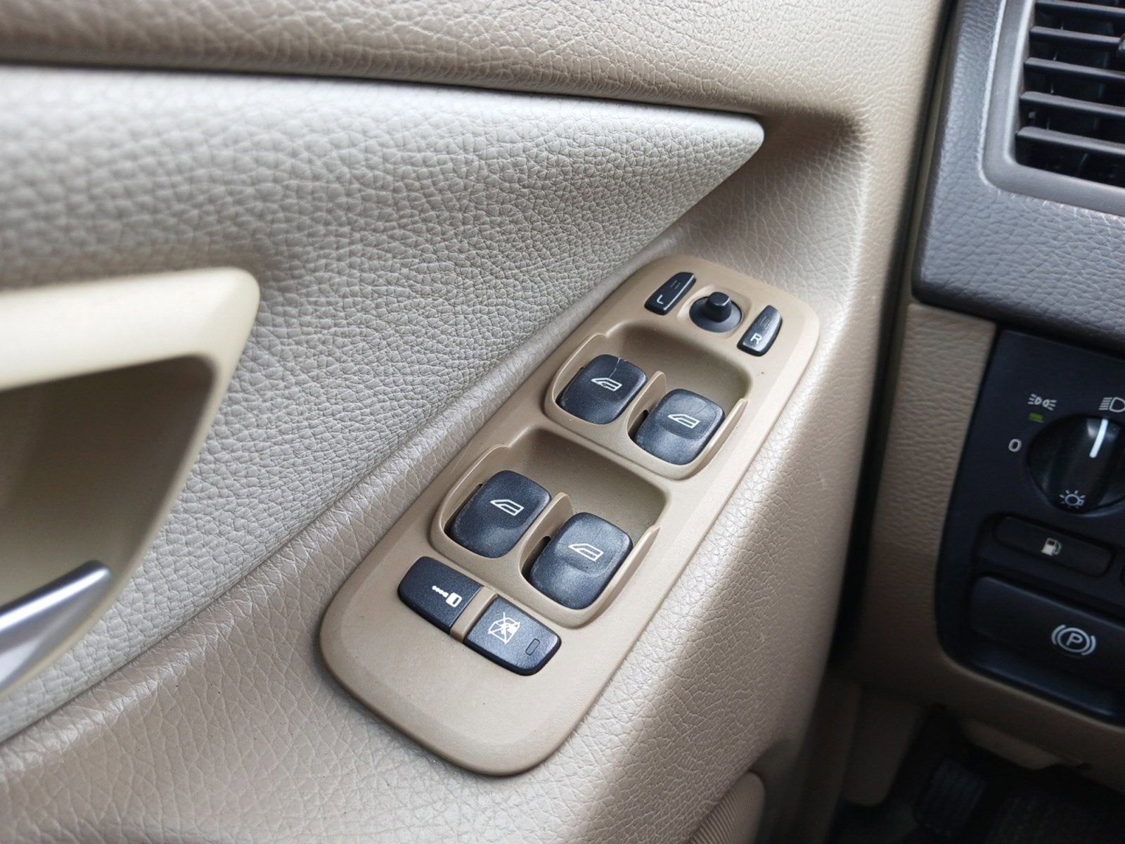 2011 Volvo XC90 3.2 W/ LEATHER & REAR PARK ASSIST
