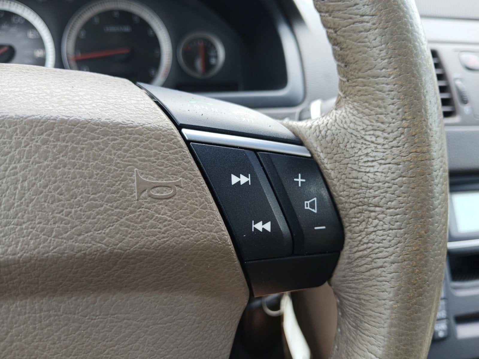 2011 Volvo XC90 3.2 W/ LEATHER & REAR PARK ASSIST