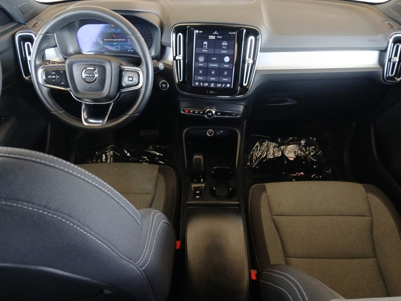 2024 Volvo XC40 B5 Core W/ POWER TAILGATE & PANORAMIC MOONROOF