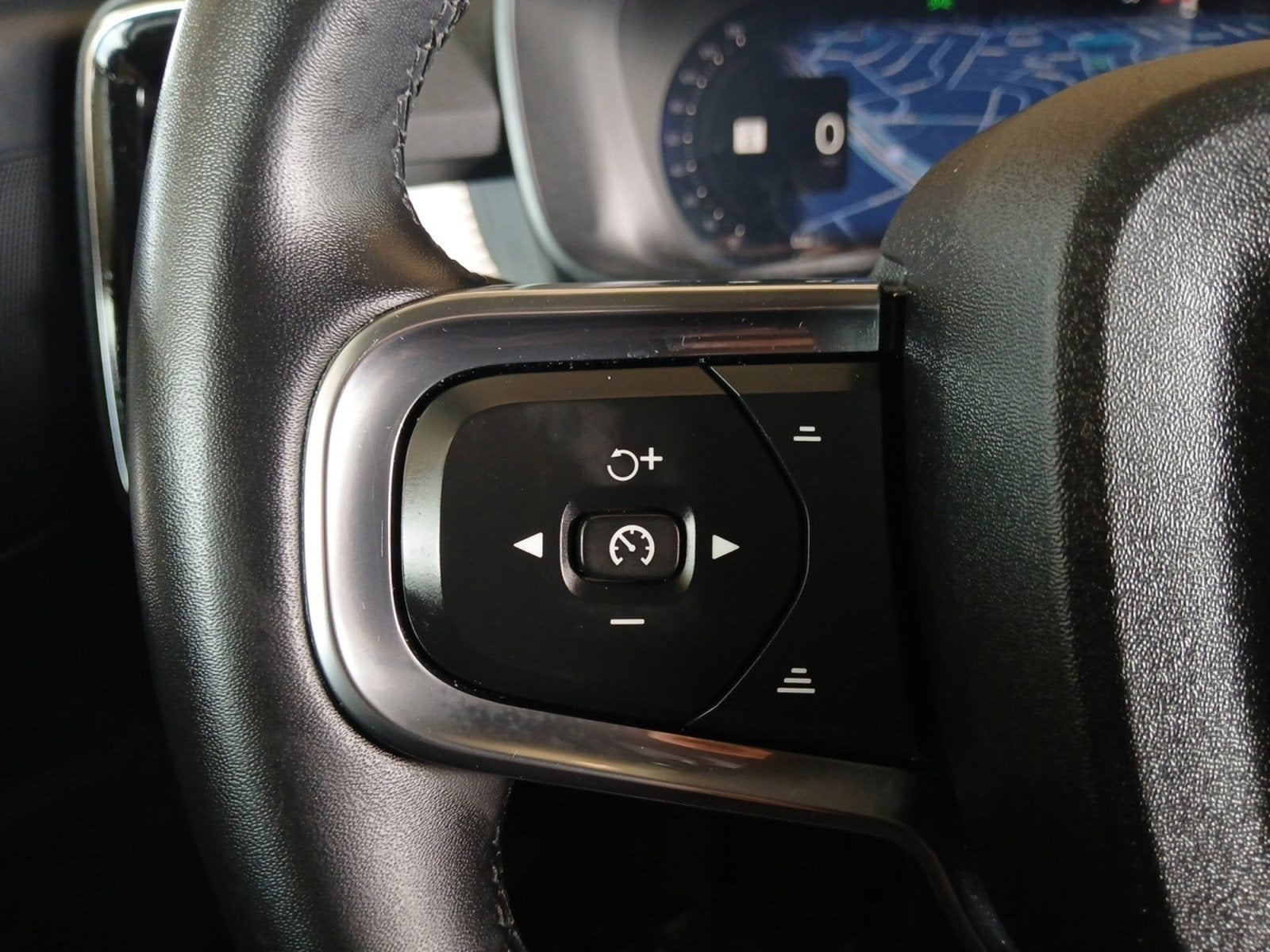 2024 Volvo XC40 B5 Core W/ POWER TAILGATE & PANORAMIC MOONROOF