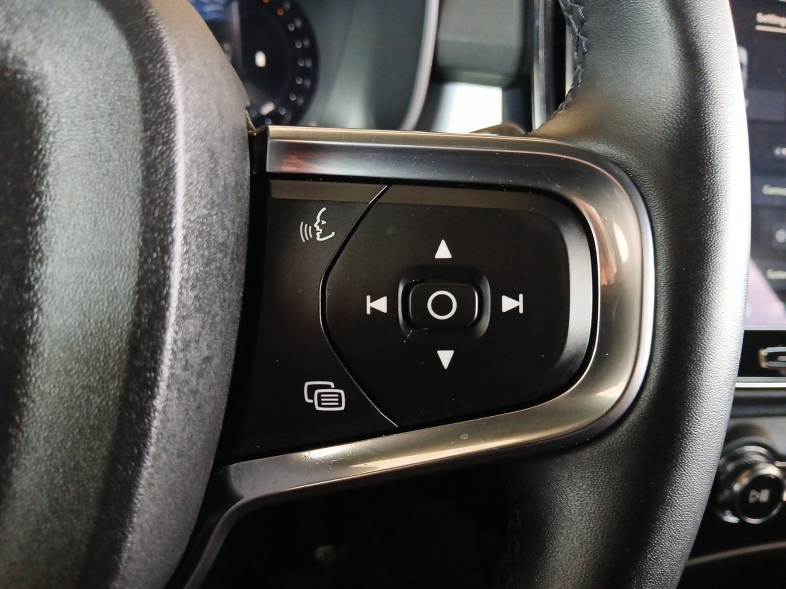 2024 Volvo XC40 B5 Core W/ POWER TAILGATE & PANORAMIC MOONROOF